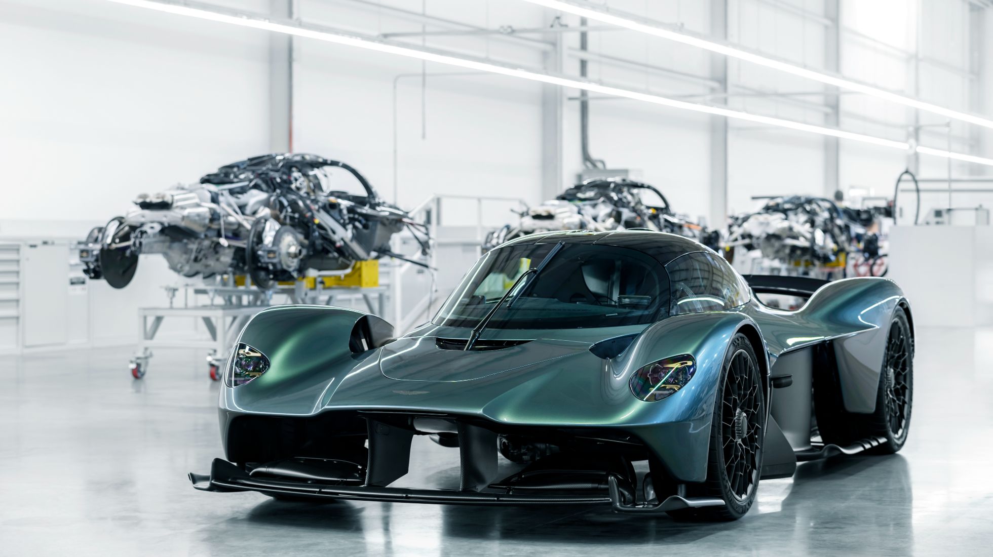 6185340efc77cf046a200557_Aston_Martin_Valkyrie16-1