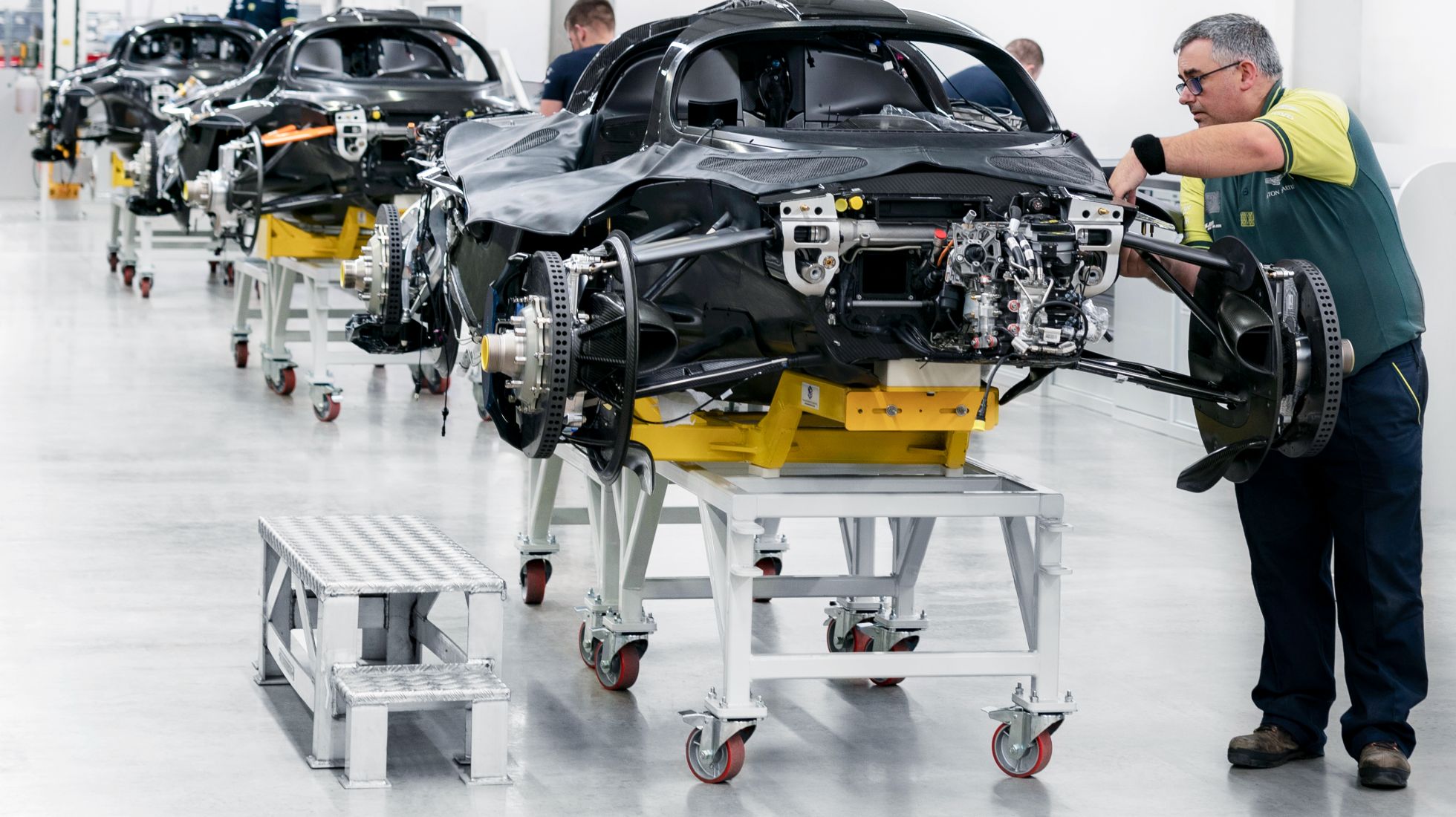618534107bcf2e94d4ac271d_Aston_MArtin_Valkyrie14-1