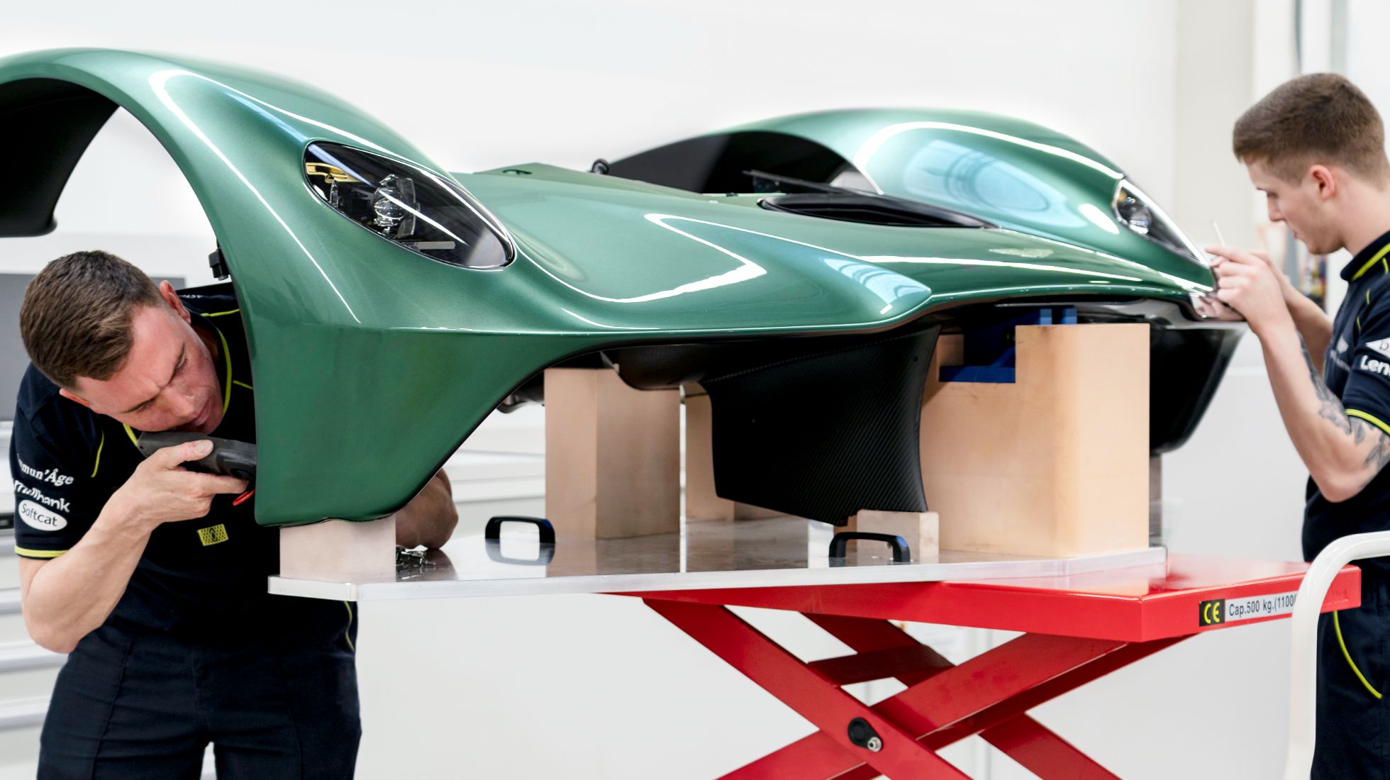 618534178276a8db64b76574_Aston_Martin_Valkyrie07-1