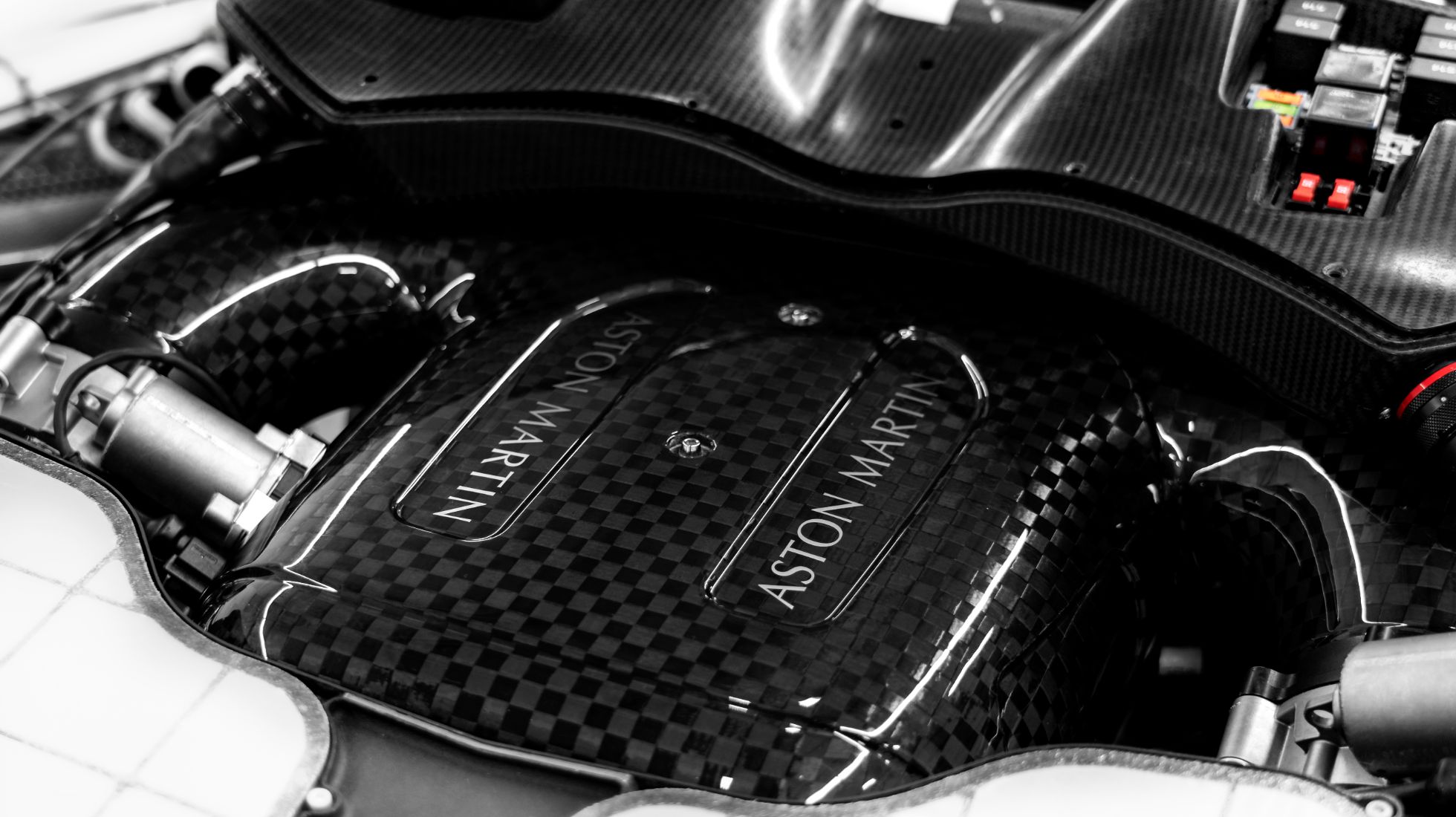 6185341a562e3e265d5b941a_Aston_Martin_Valkyrie10-1