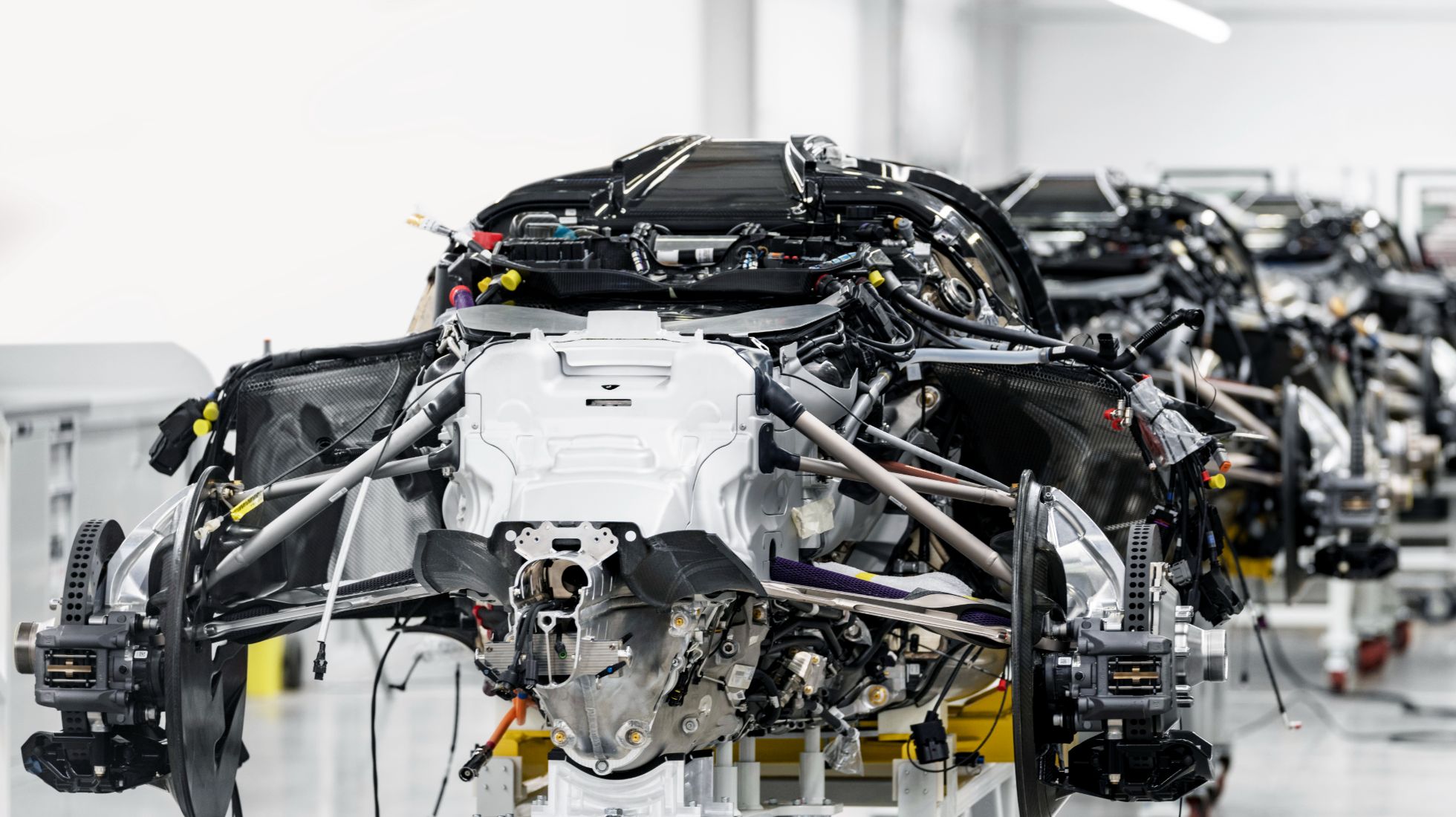 61853426ea326e4065ef2d9d_Aston_MArtin_Valkyrie08-1