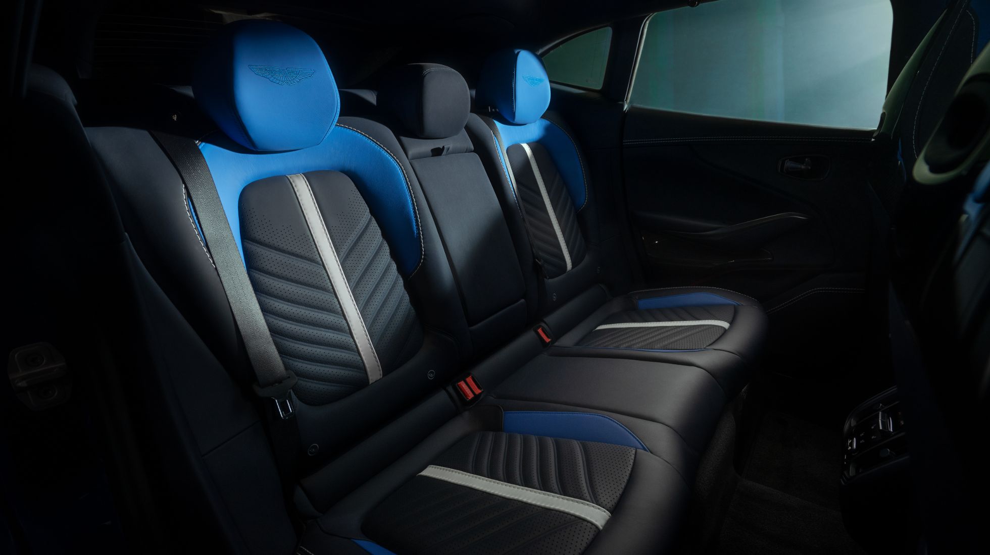 61fa6f89cf3af5028711dc26_Aston_Martin_DBX707_11-1