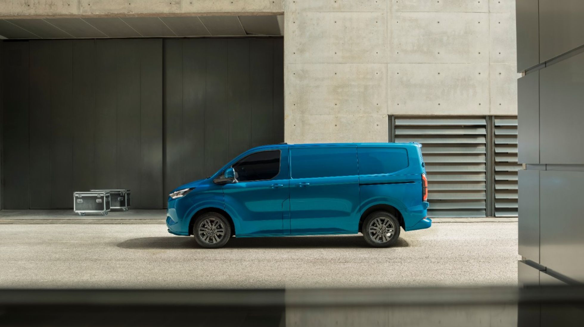627a0e7922224a43b765737b_Ford-e-Transit-TopGear-SA-Side-1.jpg