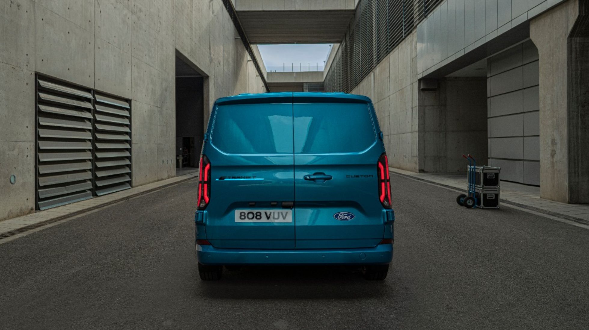 627a0e7990ada2058a8e7bf0_Ford-e-Transit-TopGear-SA-Rear-2.jpg