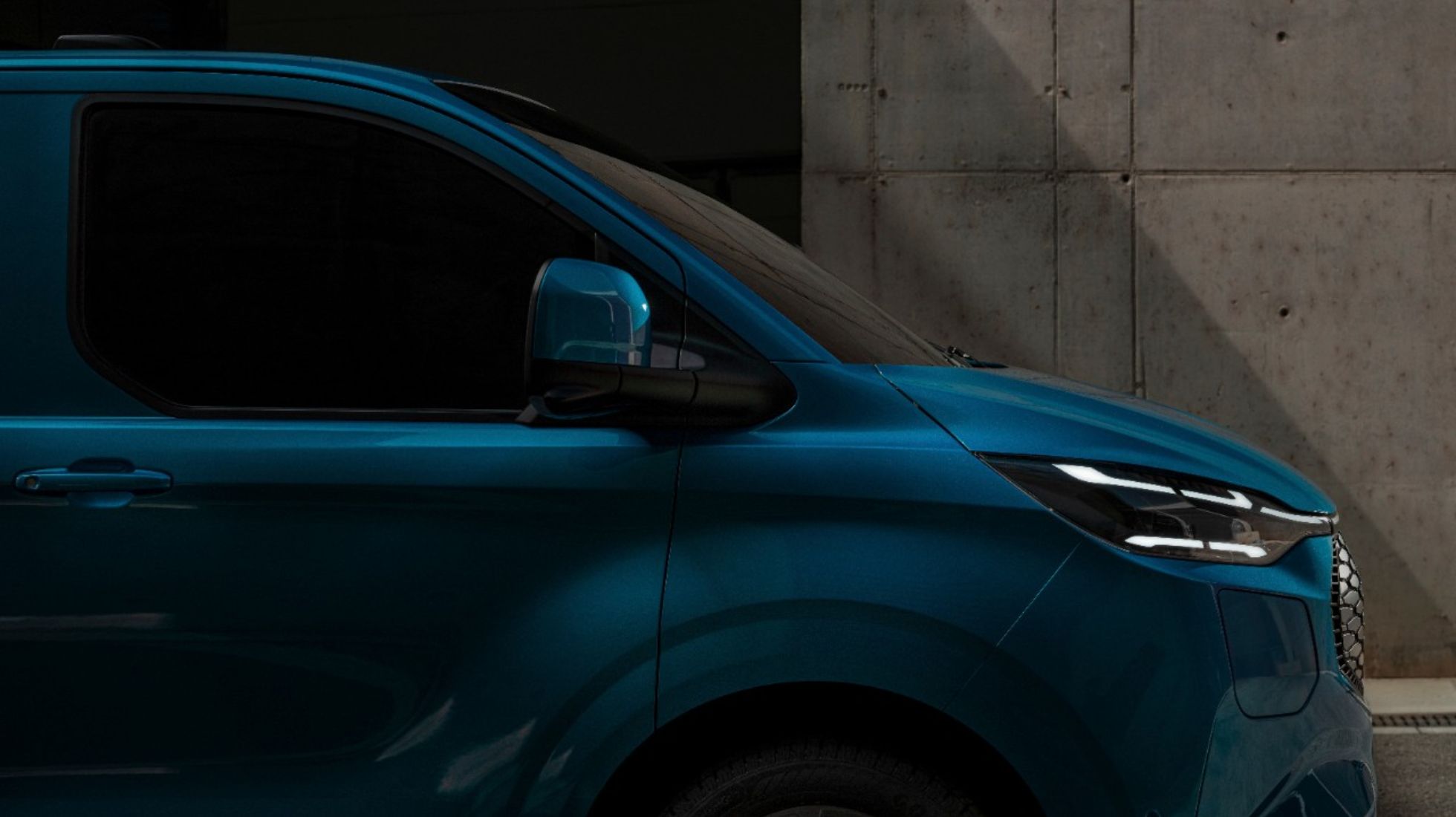 627a0e79ff1bac0ddfbbdebb_Ford-e-Transit-TopGear-SA-Side-2.jpg