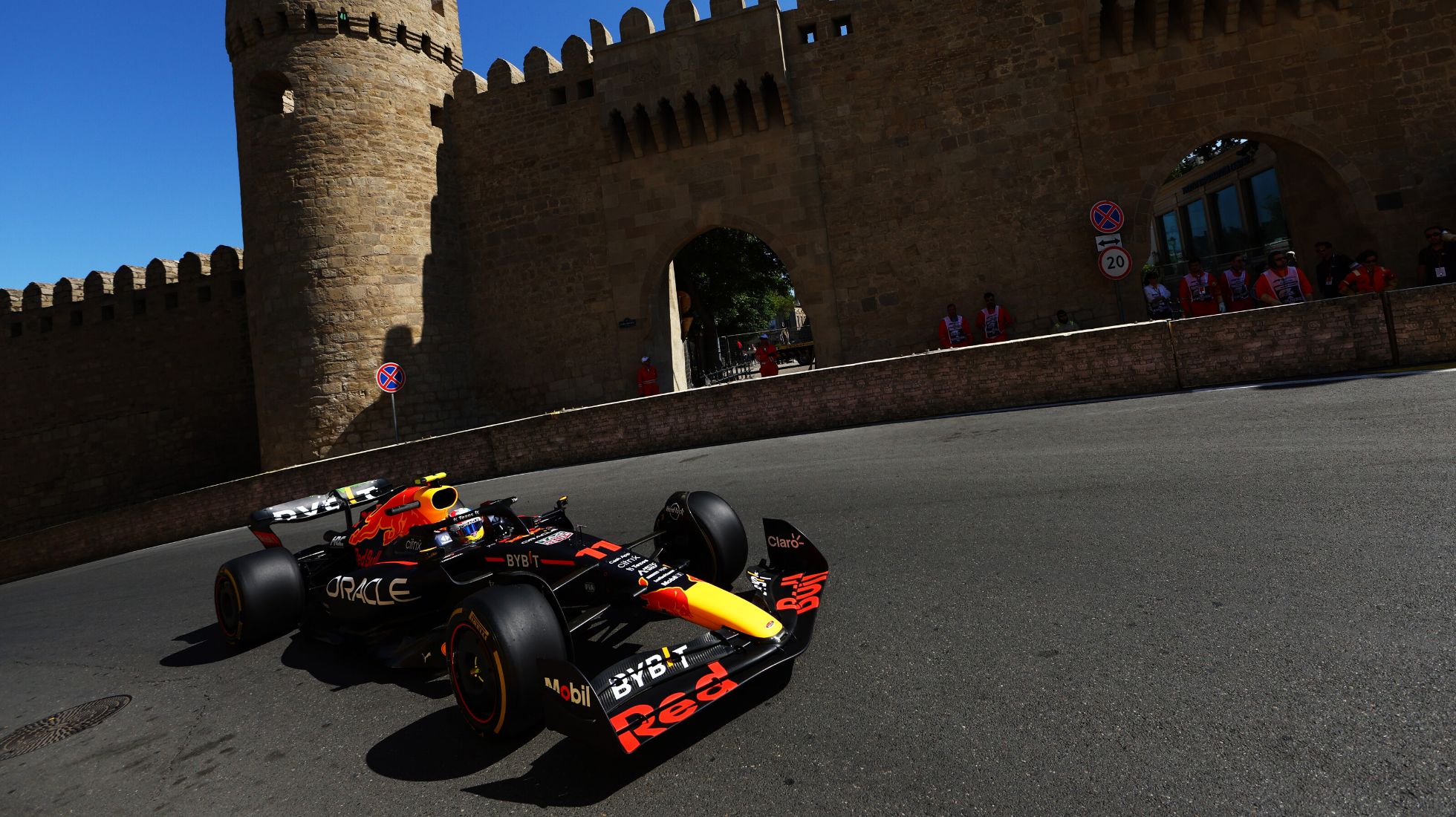 62a87bc584240d4b17083a8c_F1-Baku-Street-Circuit-TopGear-SA-9.jpg
