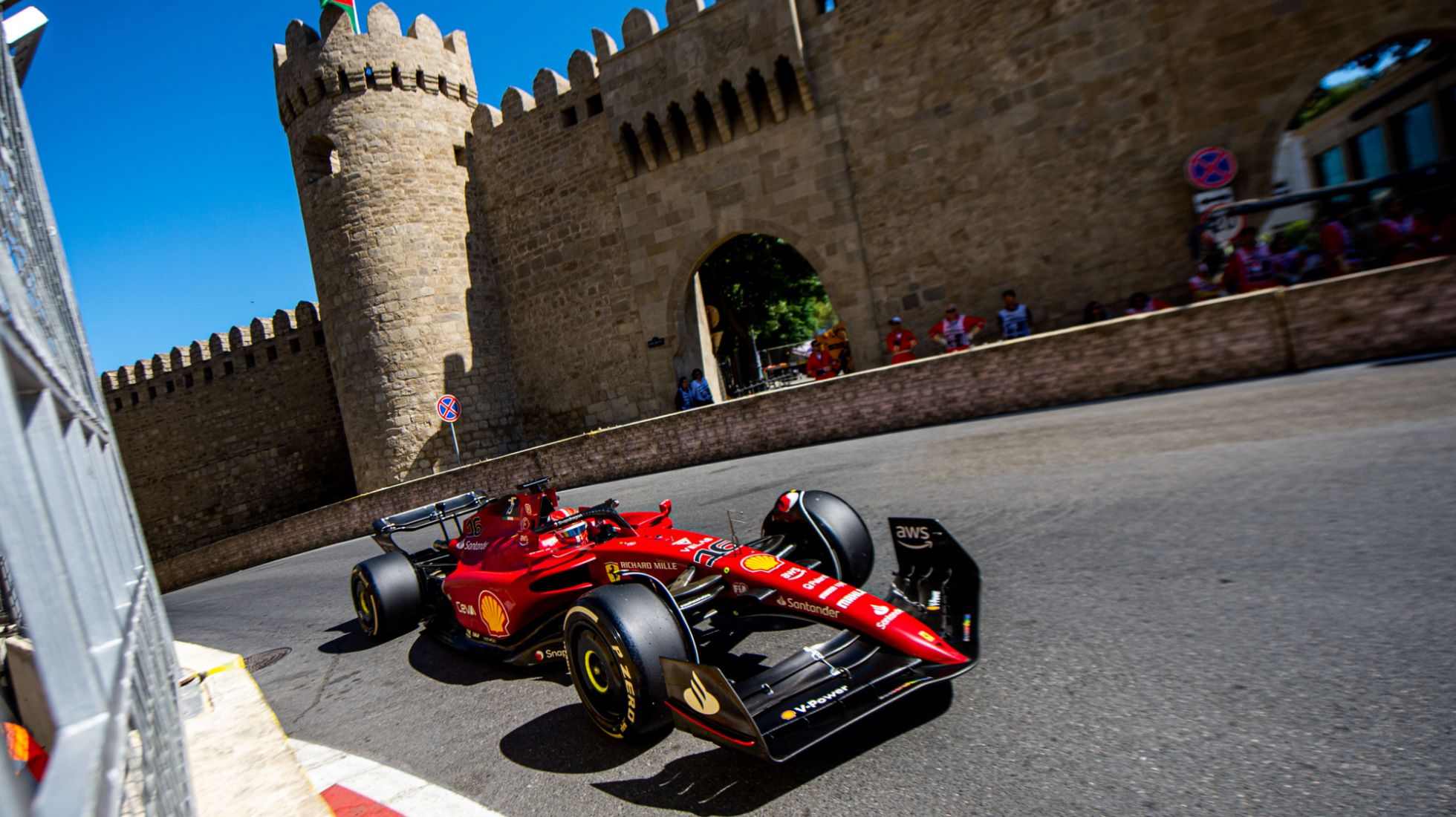 62a87bca7e1c601ea8b6776a_F1-Baku-Street-Circuit-TopGear-SA-2.jpg