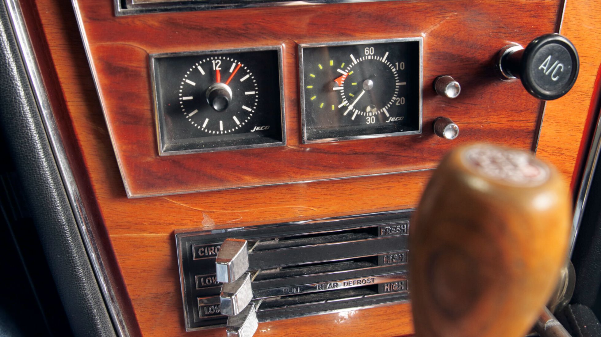 635243991a39fe84b8b52850_Toyota-2000GT-TopGear-SA-Interior-1.jpg