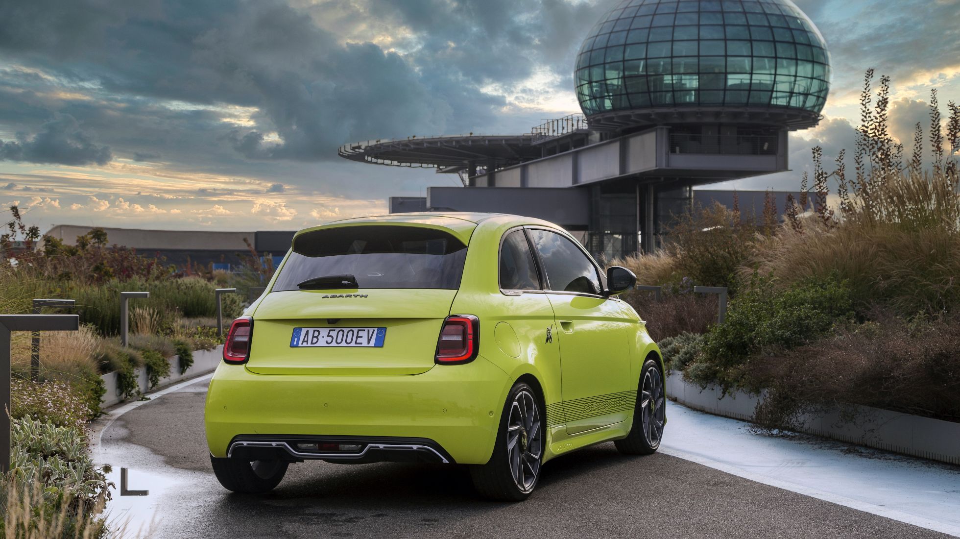 637dd1c00920165d1dd0232f_Abarth-500e-TopGear-SA-Rear-2.jpeg