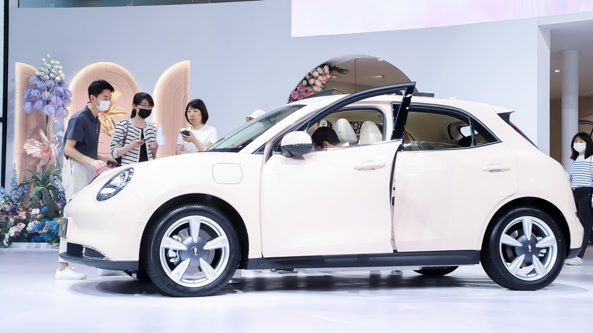 64b64e7ca75108f427191bc7_Shanghai-Motor-Show-13