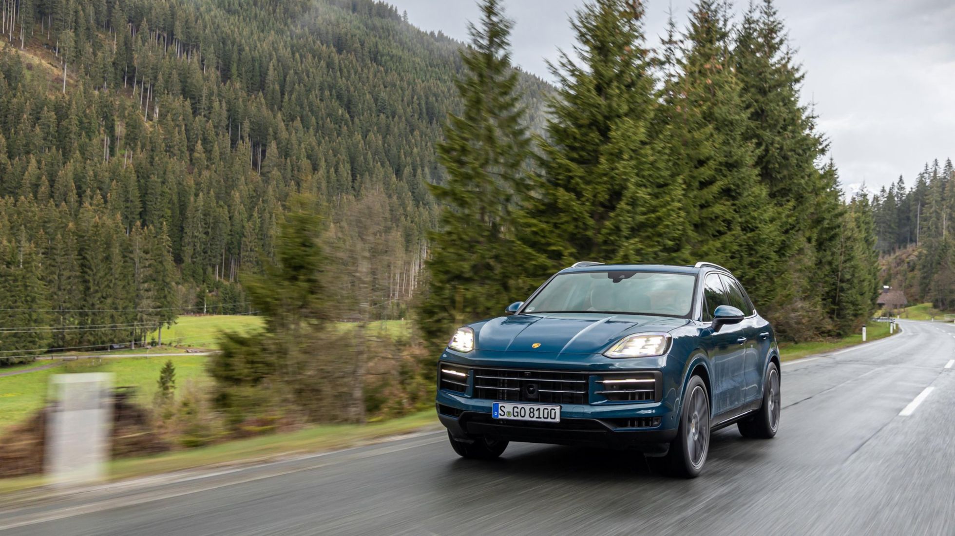 64e3c8eca15297054486da7d_Porsche-Cayenne-2023-Facelift-Driving-Shot-front-TopGear-SA
