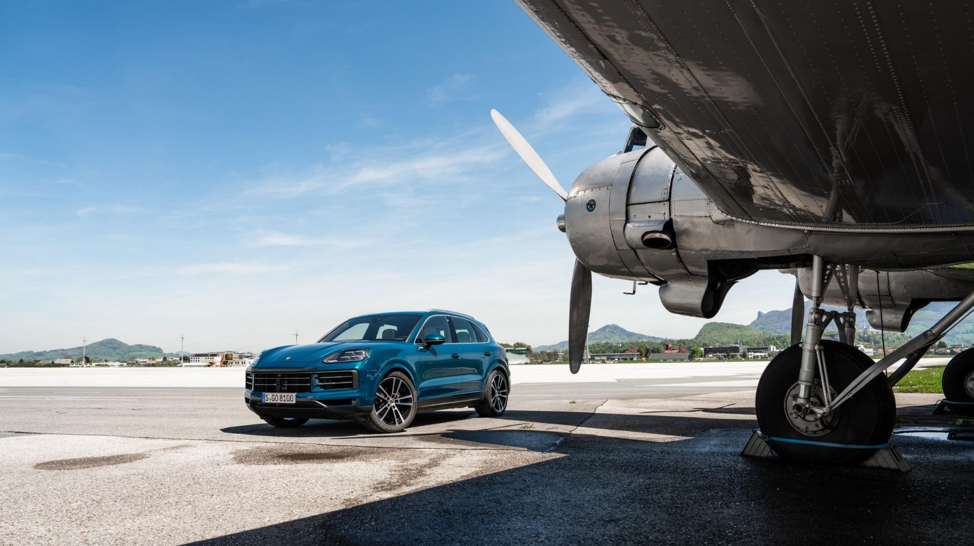 64e3c8f29c2aeb81678636c8_Porsche-Cayenne-2023-Facelift-Exterior-Front-Feature-Shot-with-Plane-TopGear-SA
