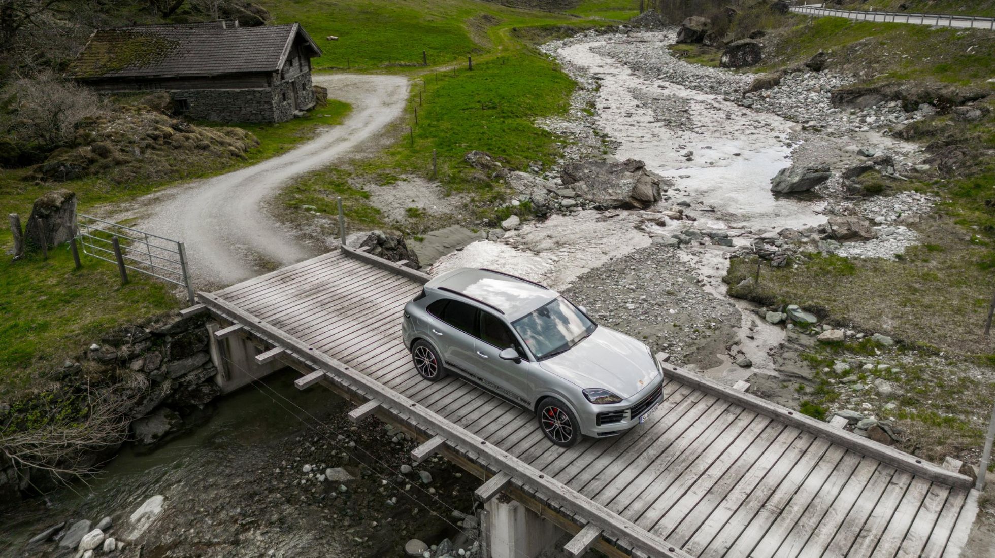 64e3c8f29c2aeb81678636dc_Porsche-Cayenne-2023-Facelift-Exterior-High-Angle-over-Bridge-TopGear-SA
