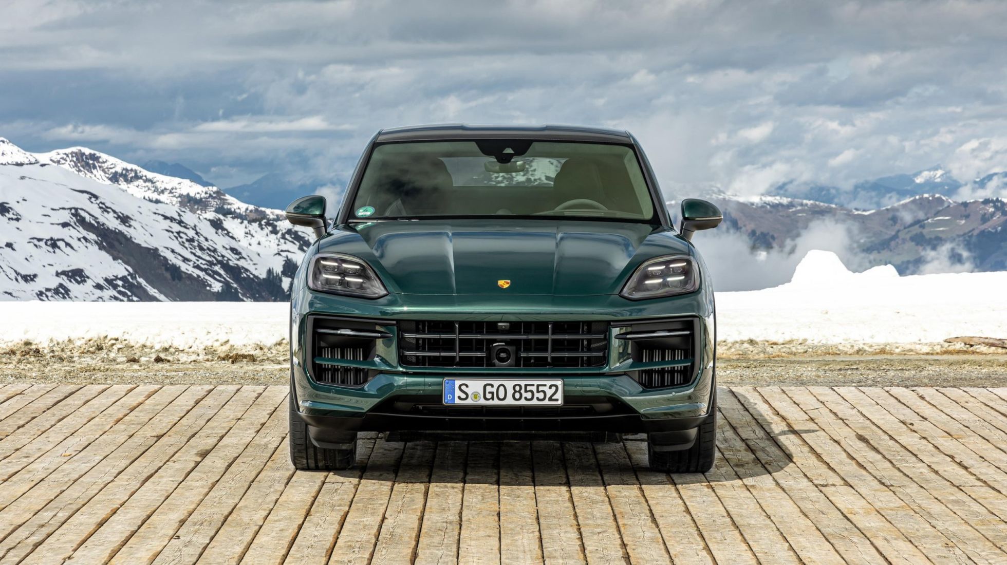 64e3c8f35d7cc3ce485063a1_Porsche-Cayenne-2023-Facelift-Exterior-Front-on-TopGear-SA