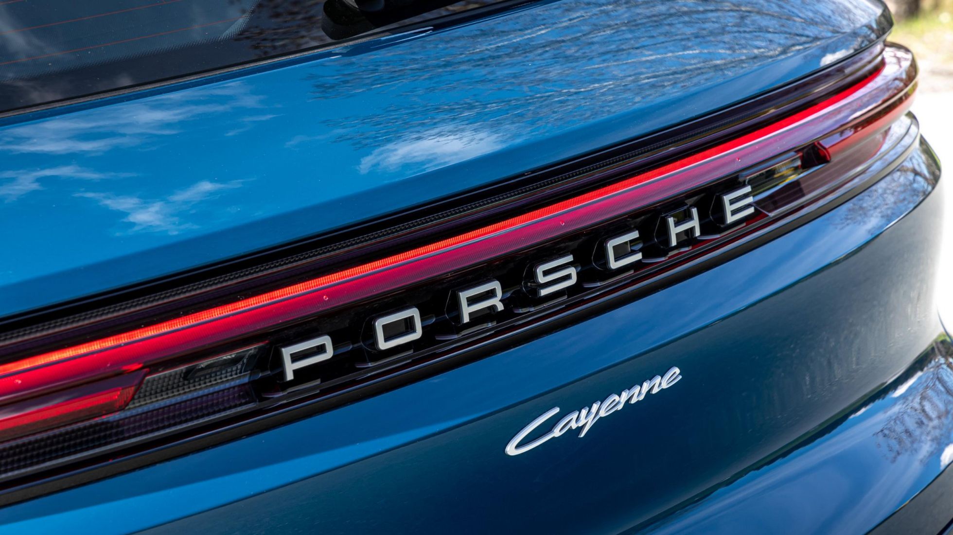 64e3c8f39c2aeb81678636f3_Porsche-Cayenne-2023-Facelift-Exterior-Rear-Light-Cluster-Details-TopGear-SA