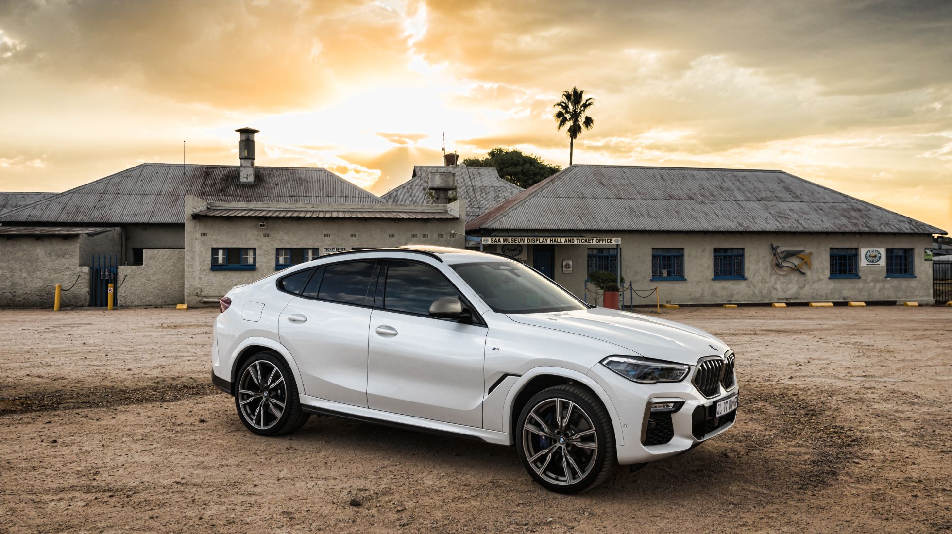 BMW X6 M50i