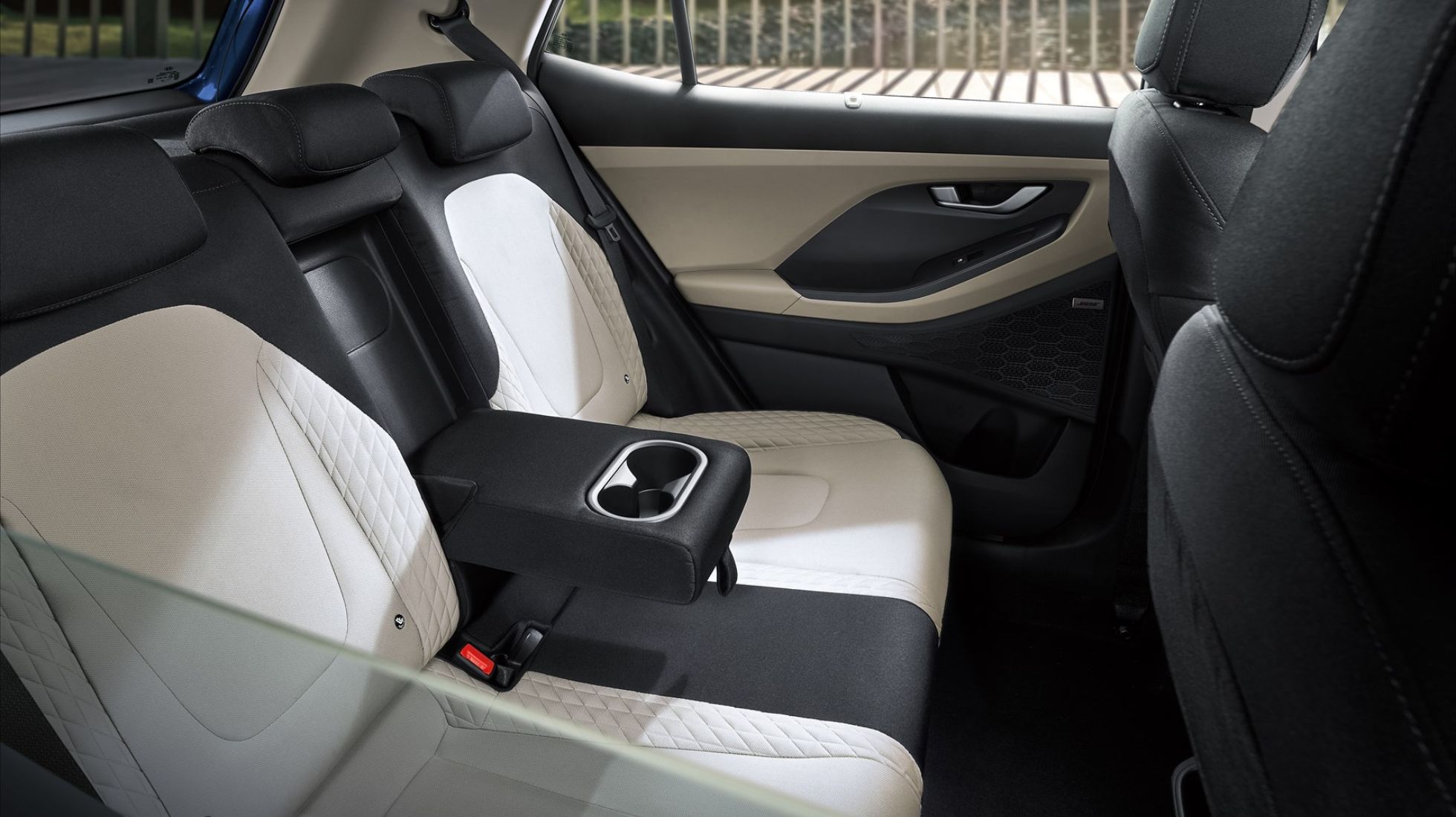 6062653454f8abd713160d19_creta_interior_rear_seats_02_1800x1800-1.jpg