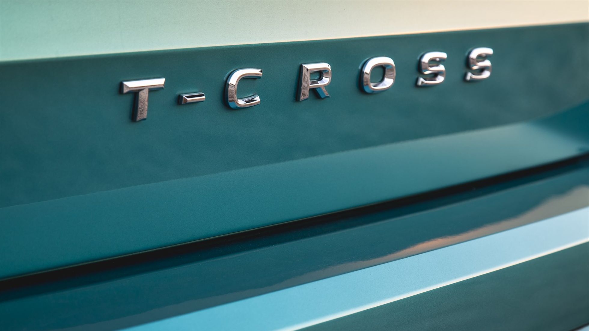 6083c21fbe380bac5819bd28_T-Cross-Badge-1.jpg