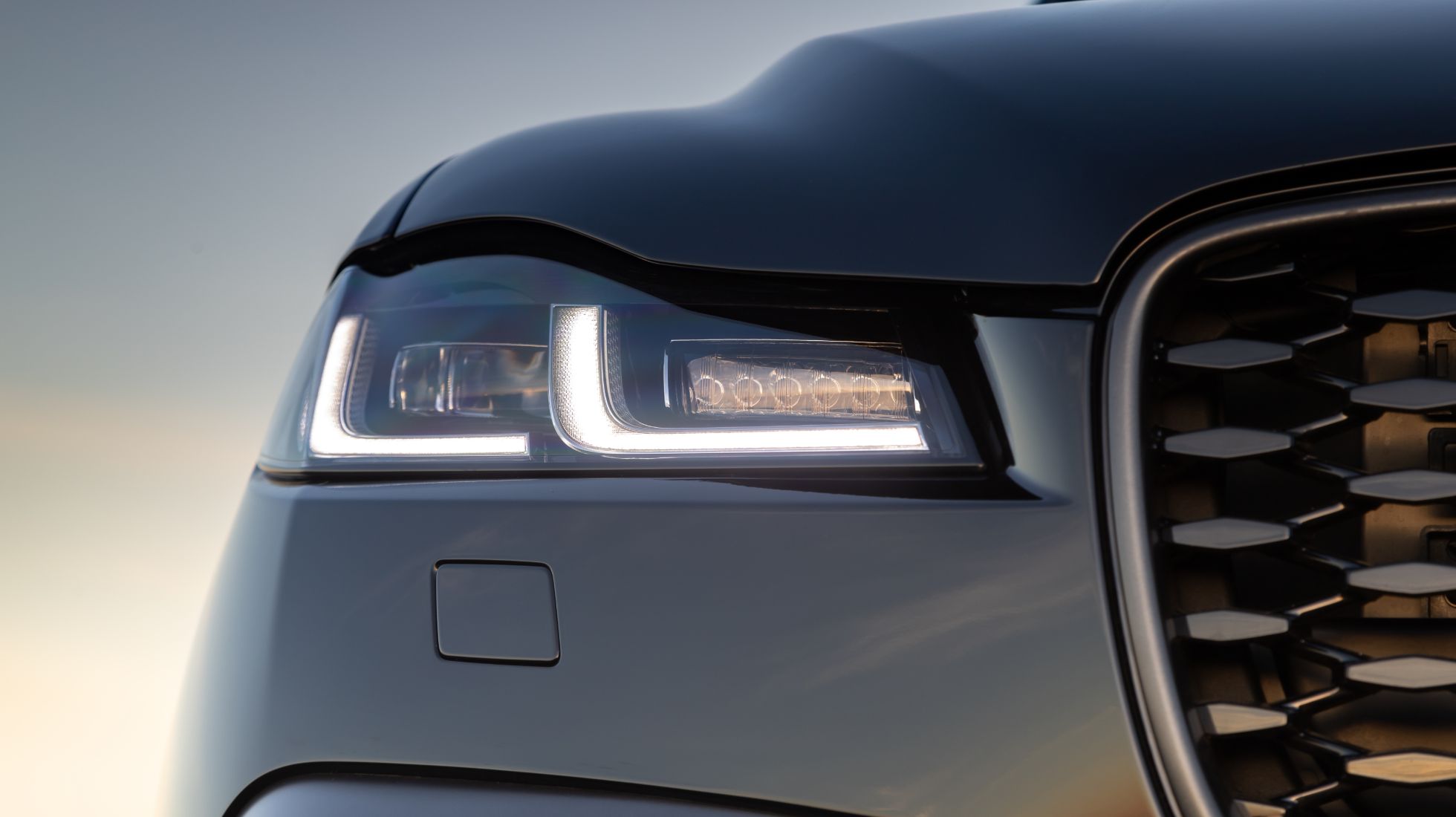 61843dd8758fab0686bd6efa_New-F-PACE-SVR-34-1.jpg