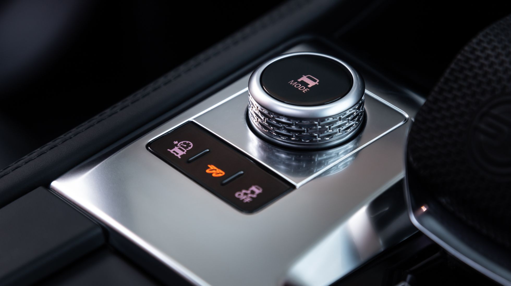 61843ddaa22e640cb5629b33_New-F-PACE-SVR-26-1.jpg