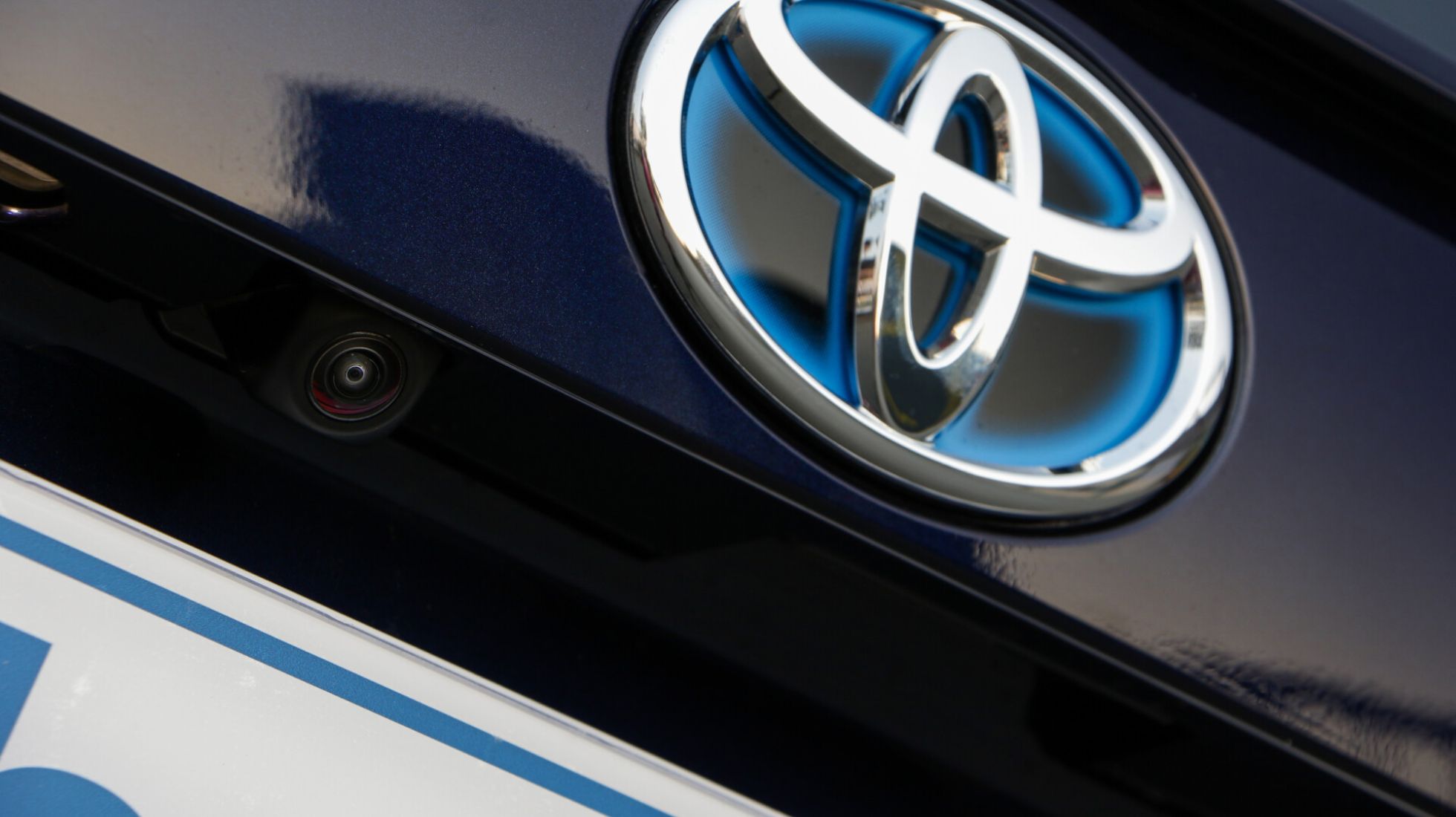 62ac3cb963f371b60cfa2688_Toyota-Rav4-Hybrid-TopGear-SA-Badge-2.jpg