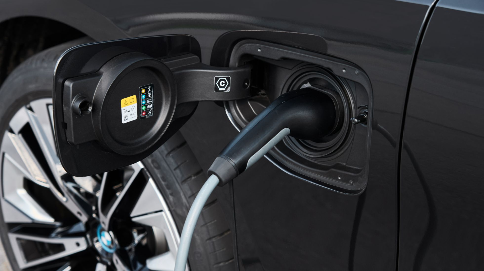 6513f319a23d050213a67759_BMW-5-Series-Plug-In-Hybrid-TopGear-SA-Charger.jpg