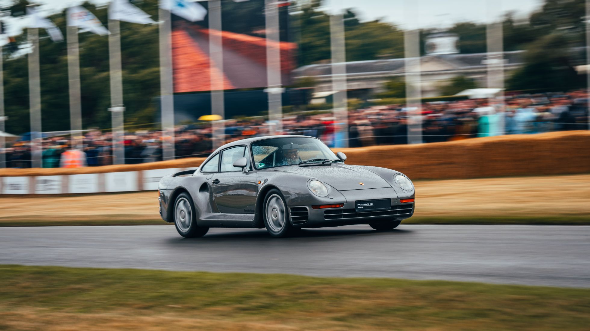 655fa8a9154cd4ec6541837c_Porsche-959-Driving-in-the-Rain.jpg