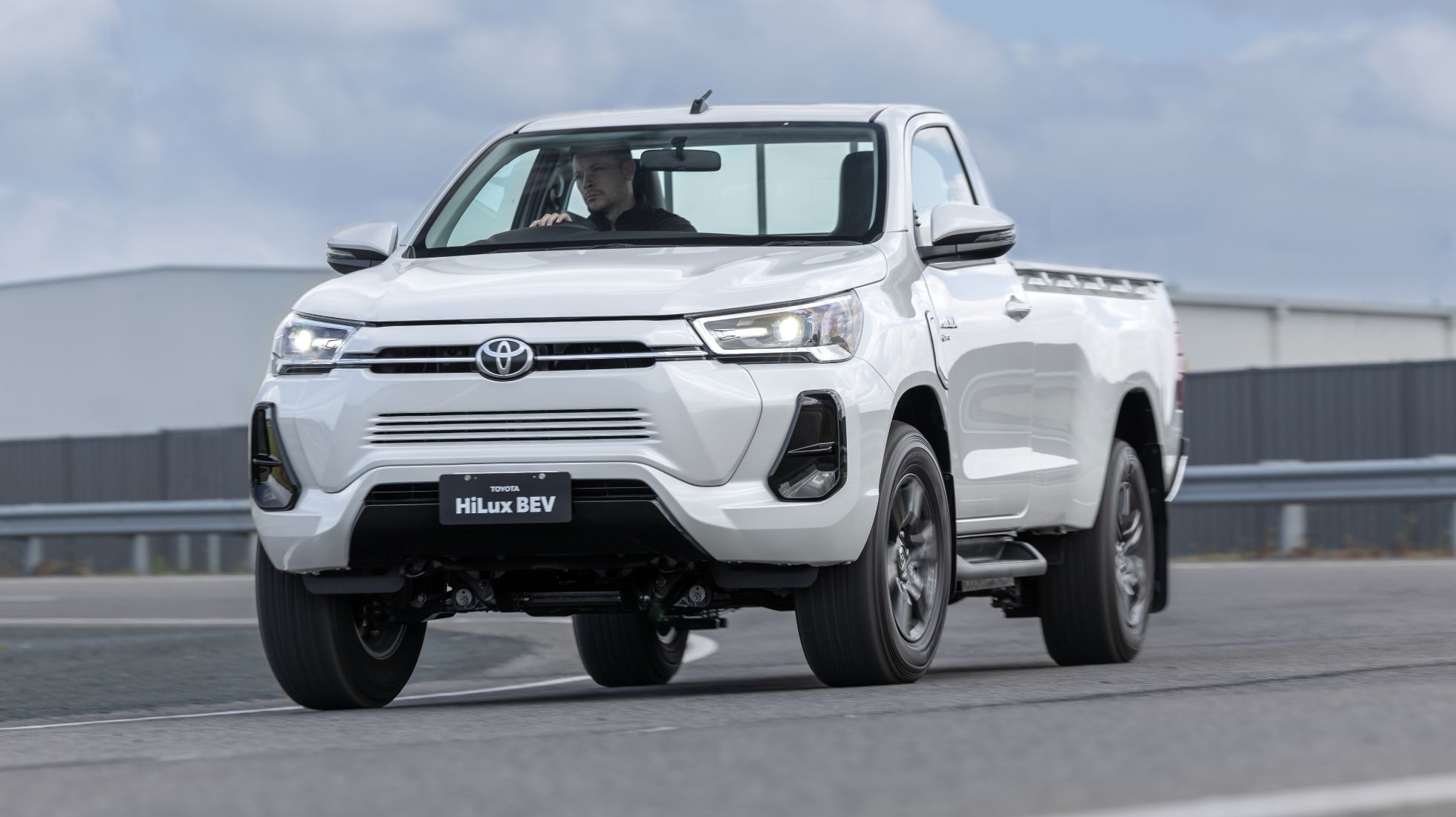 6579cb53b35d1153220ad027_Toyota-Hilux-Revo-BEV-TopGearSA-Front.jpg