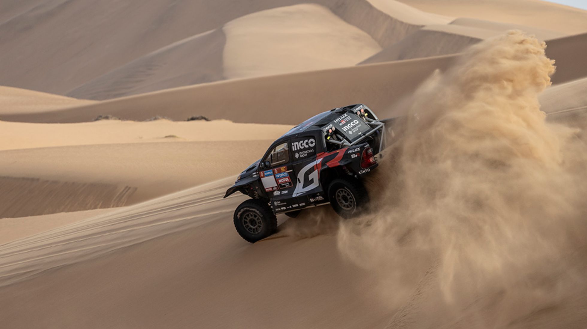 657b0325199d334e1f625735_Dakar-Hilux-TopGearSA-Back.jpg