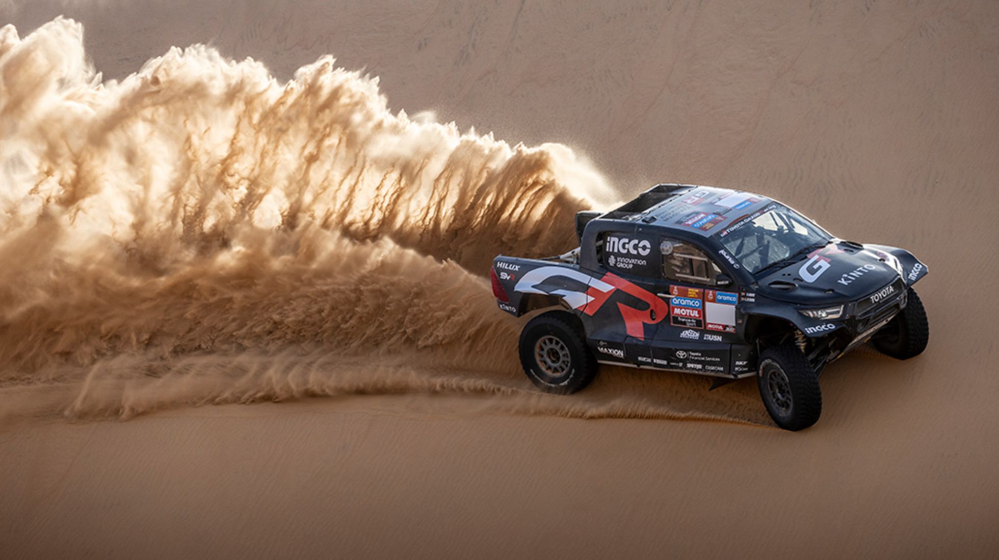 657b032597a1873509b8cad6_Dakar-Hilux-TopGearSA-Side.jpg