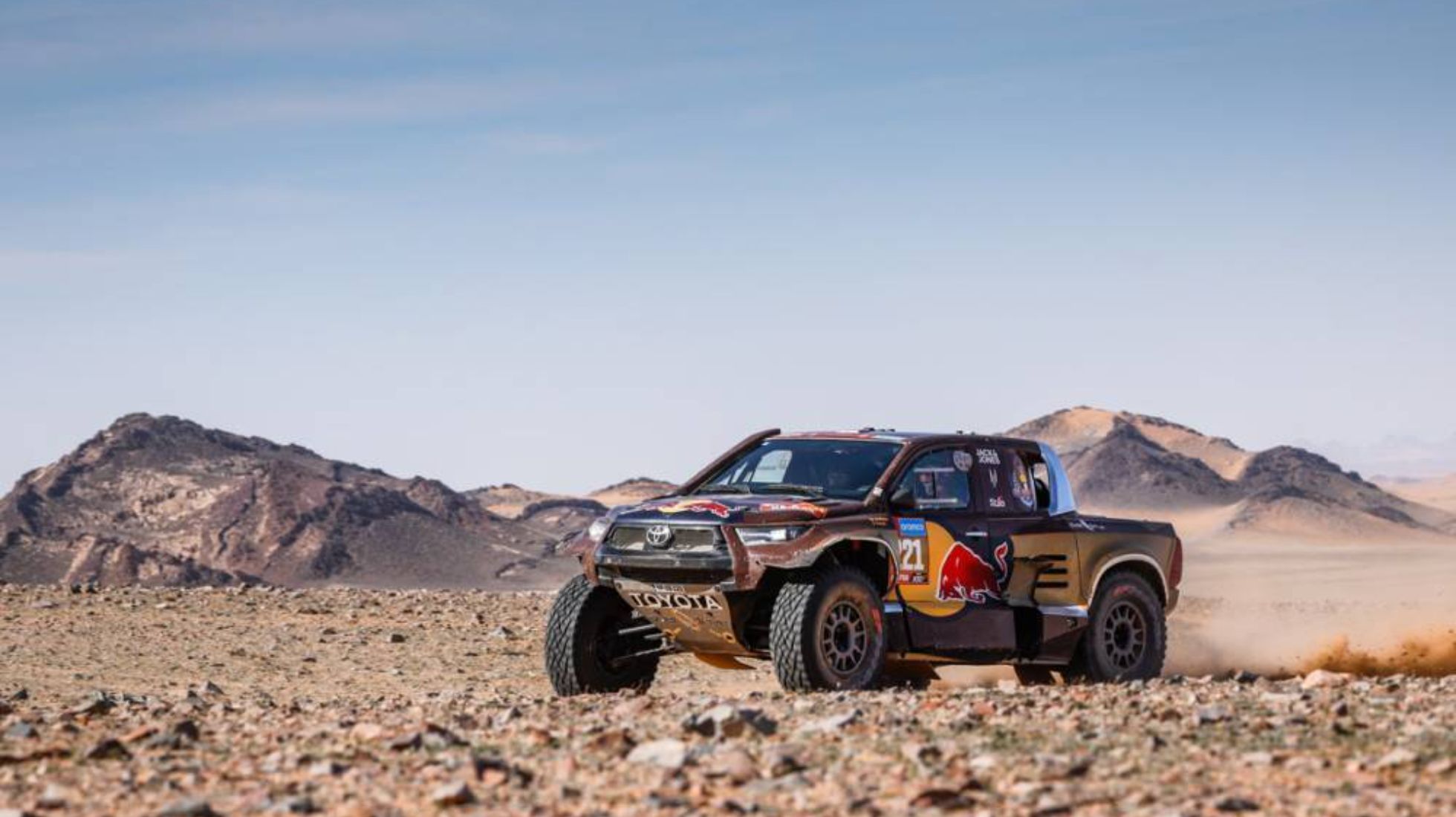 65a907208a2e9b50c2080e8a_Dakar-Stage-9-TopGearSA-Hilux.jpg