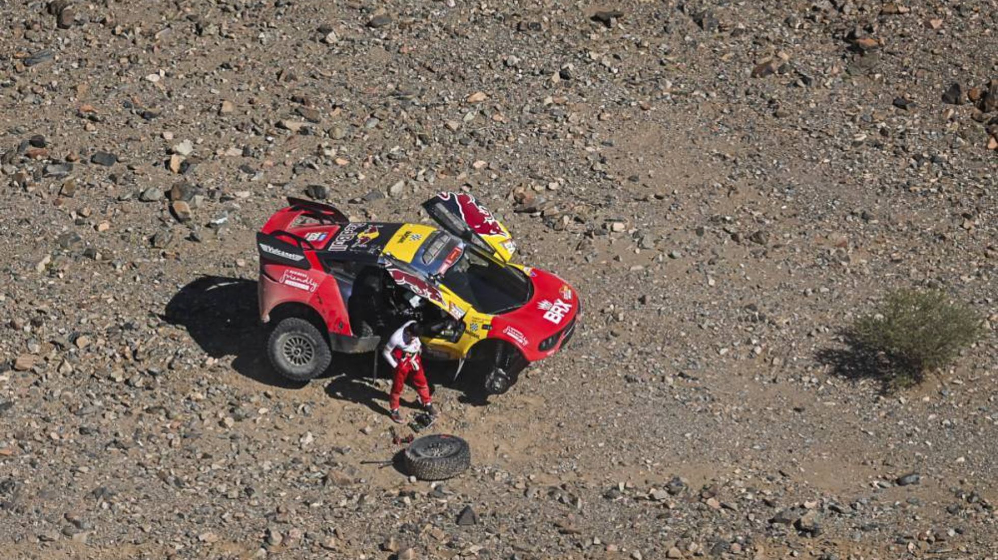 65ae186f73fdc4001ba0b79d_Dakar-Stage-11-TopGearSA-Yet-another-Puncture.jpg