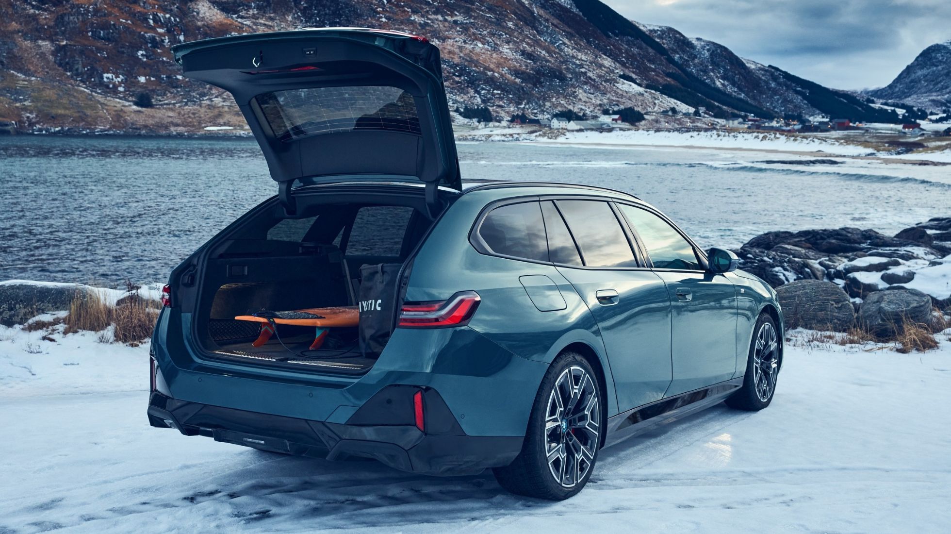 65c4e98379406957993cf9ae_BMW-i5-Touring-TopGear-SA-Boot.jpg