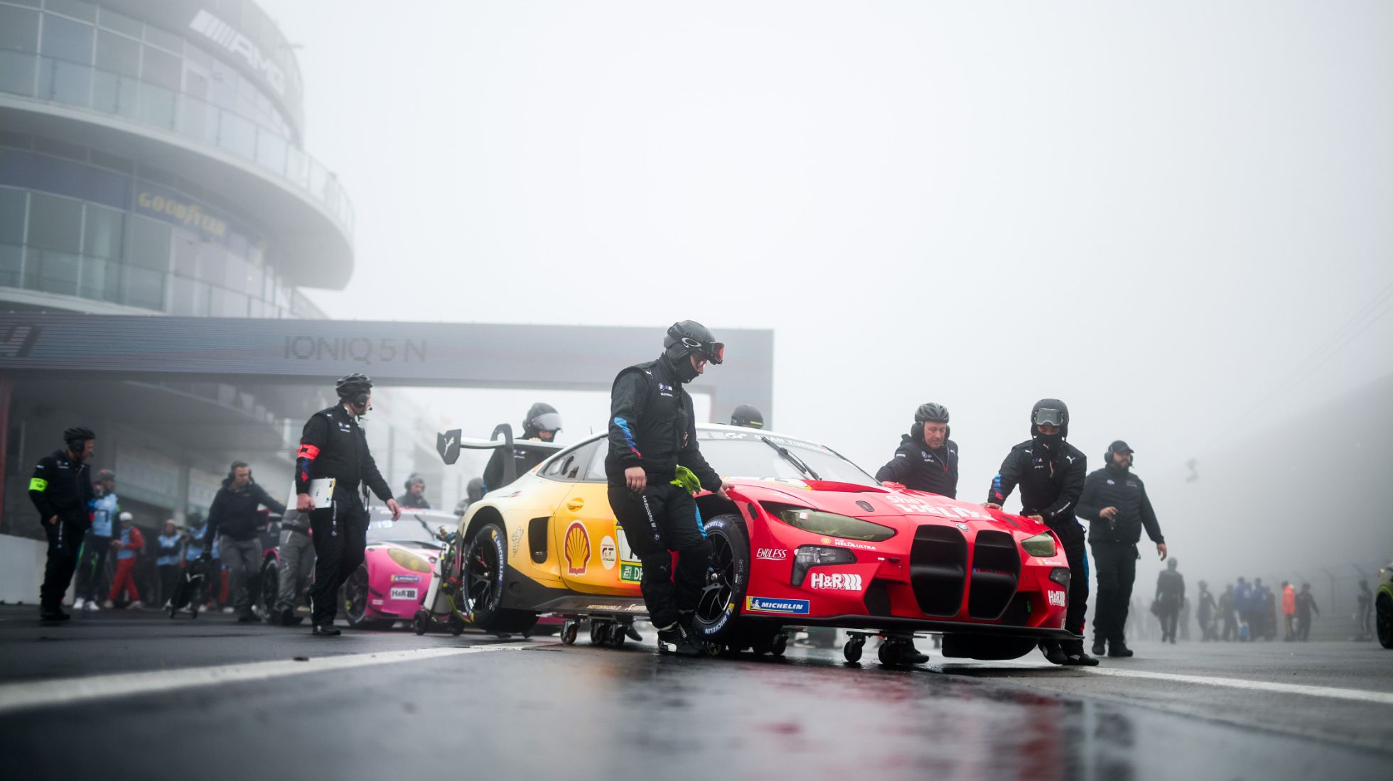 665de3661390edd2d37798e3_24h-of-Nurburgring-TopGearSA-Pits.jpg