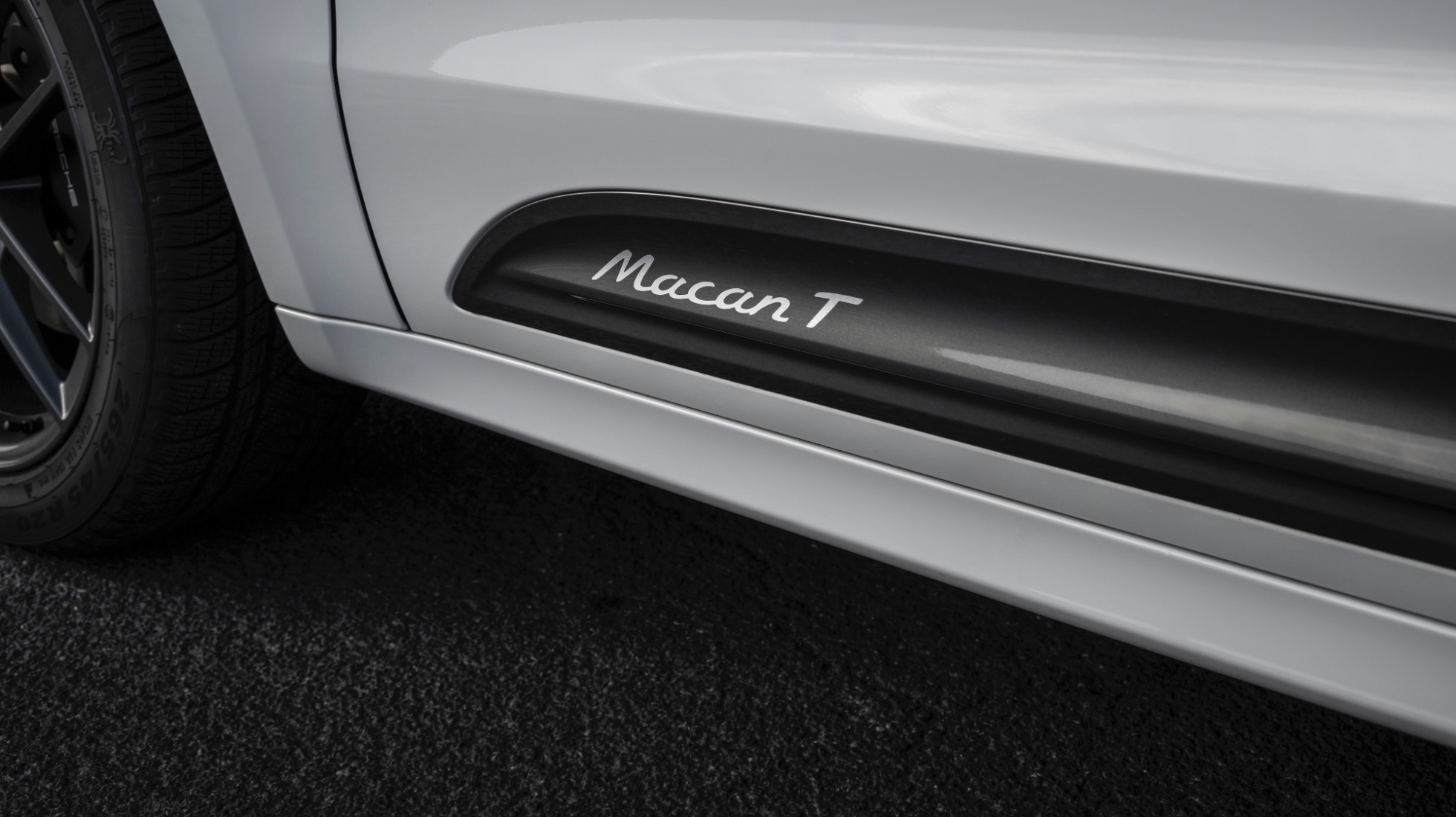 66d862fe1fc1c0d097a052cf_TopGear-SA-Review-Porsche-Macan_T-Agate-Grey-Side-Blades.jpg