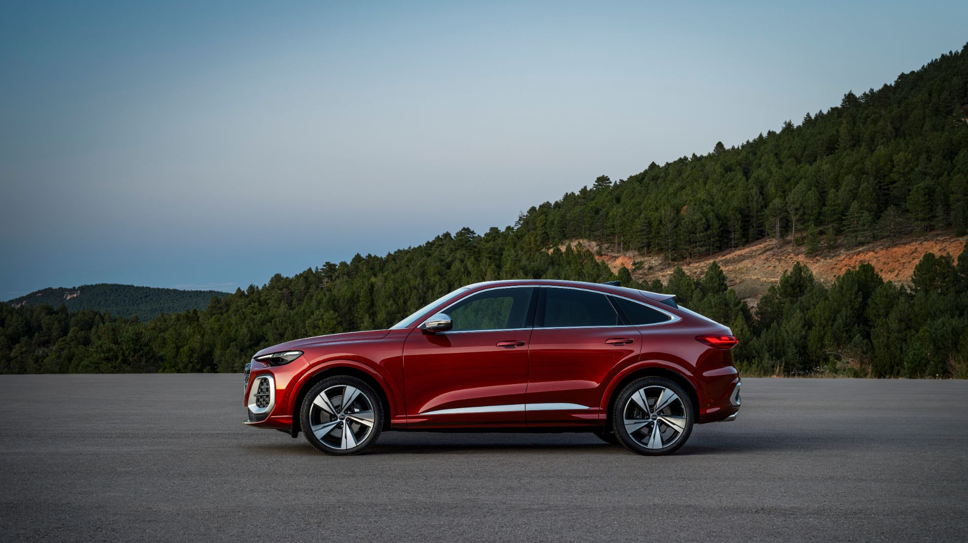 6745b8b290fd284900895289_Audi-Q5-Sportback-TopGear-SA-Side.jpg