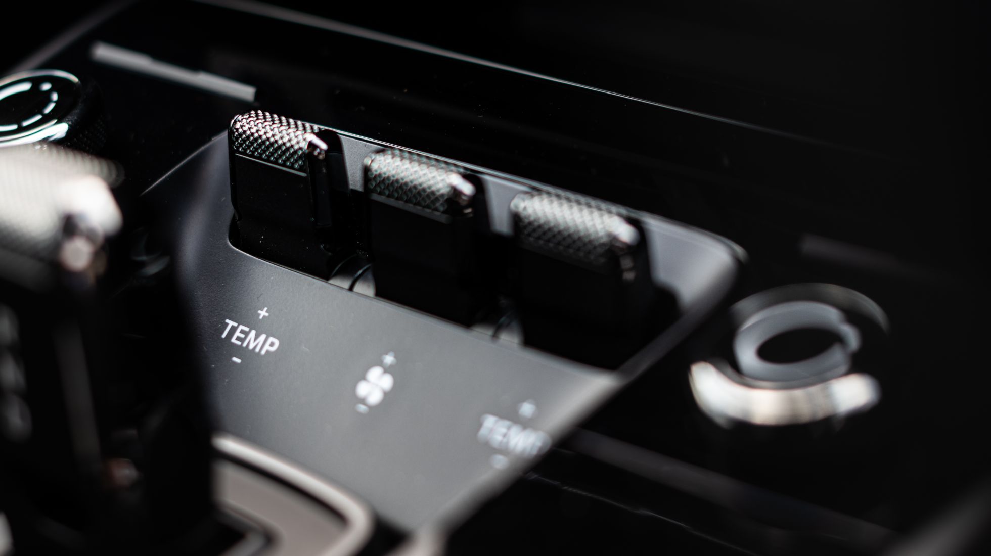 678ea6ee4ee99190e7943c34_2025-Porsche-911-Carrera-Interior-Switchgear-detail-JHB-TopGear-SA-Img.jpg