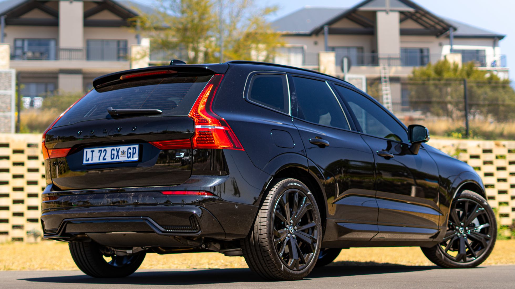 678f666777b03b1f38b9fc1c_Volvo-XC60-Recharge-TopGearSA-Back.jpg