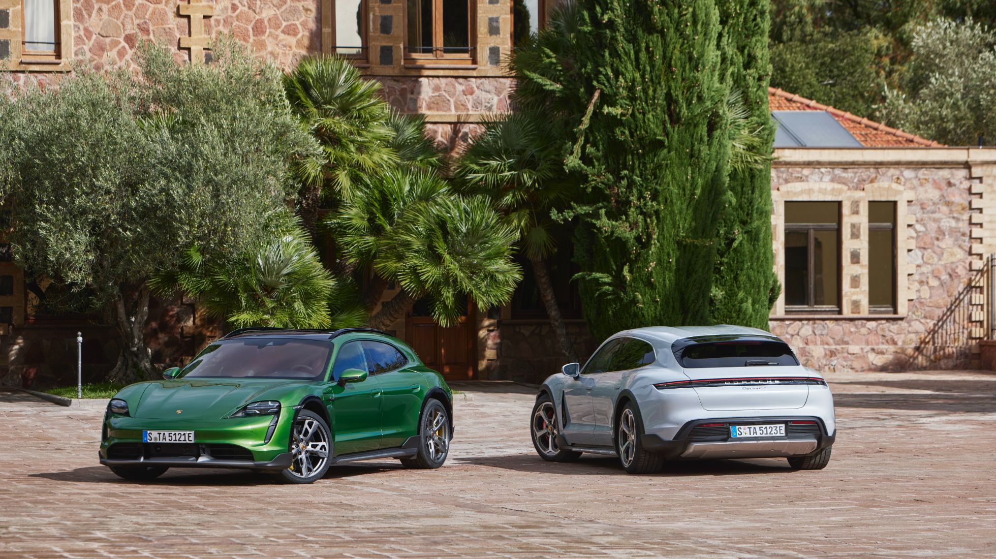 Cross Turismo adds versatility to Porsche Taycan range