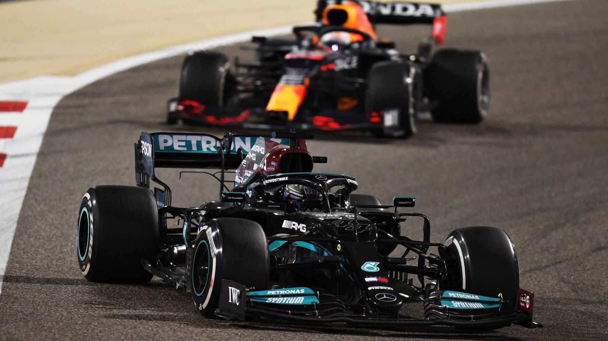 6061baf41c138943f1151fd6_Hamilton-ahead-Verstappen-2.jpeg