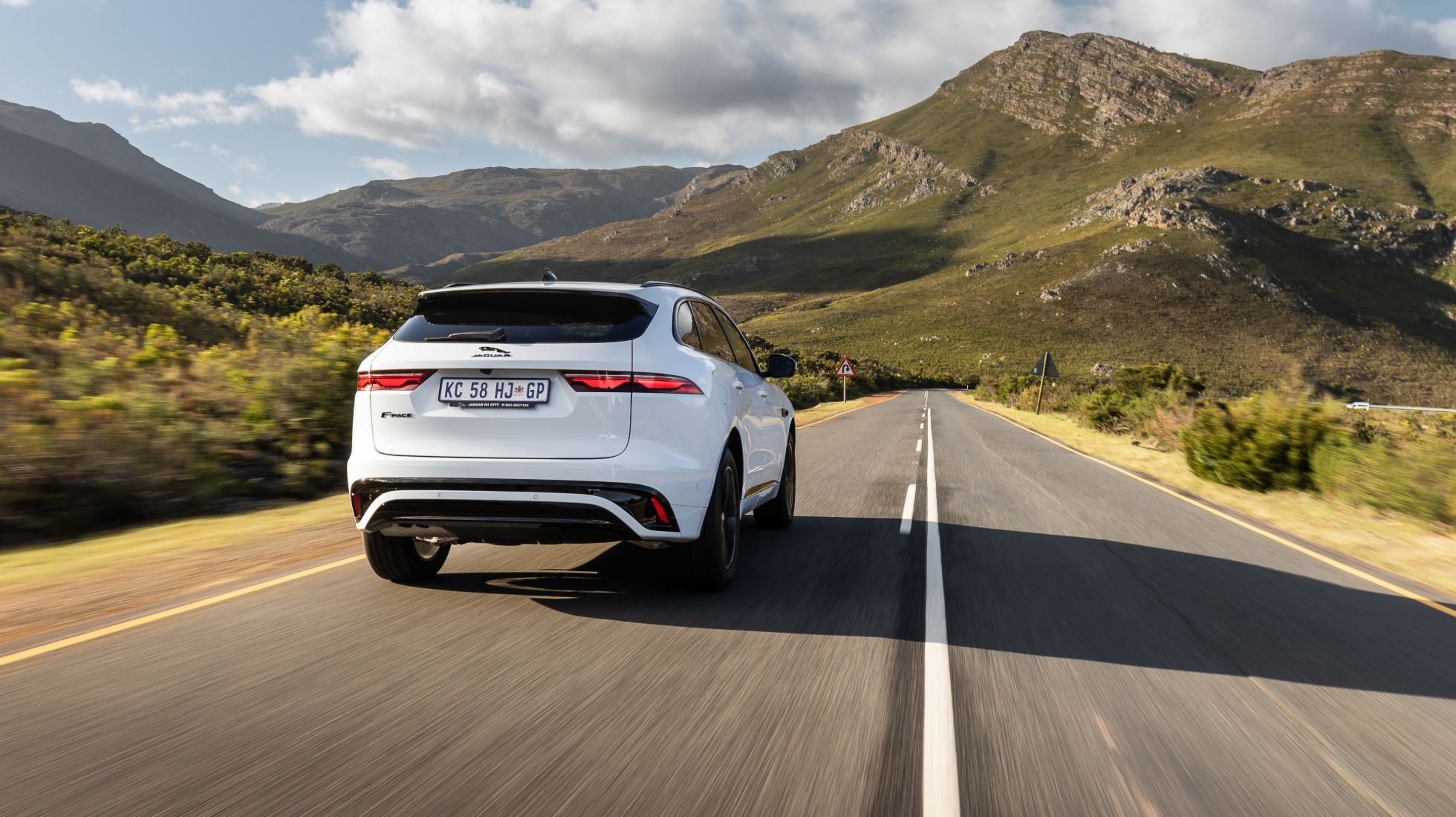 6114df1bd0ed242c700b74bd_New-Jaguar-F-PACE-16-1.jpg