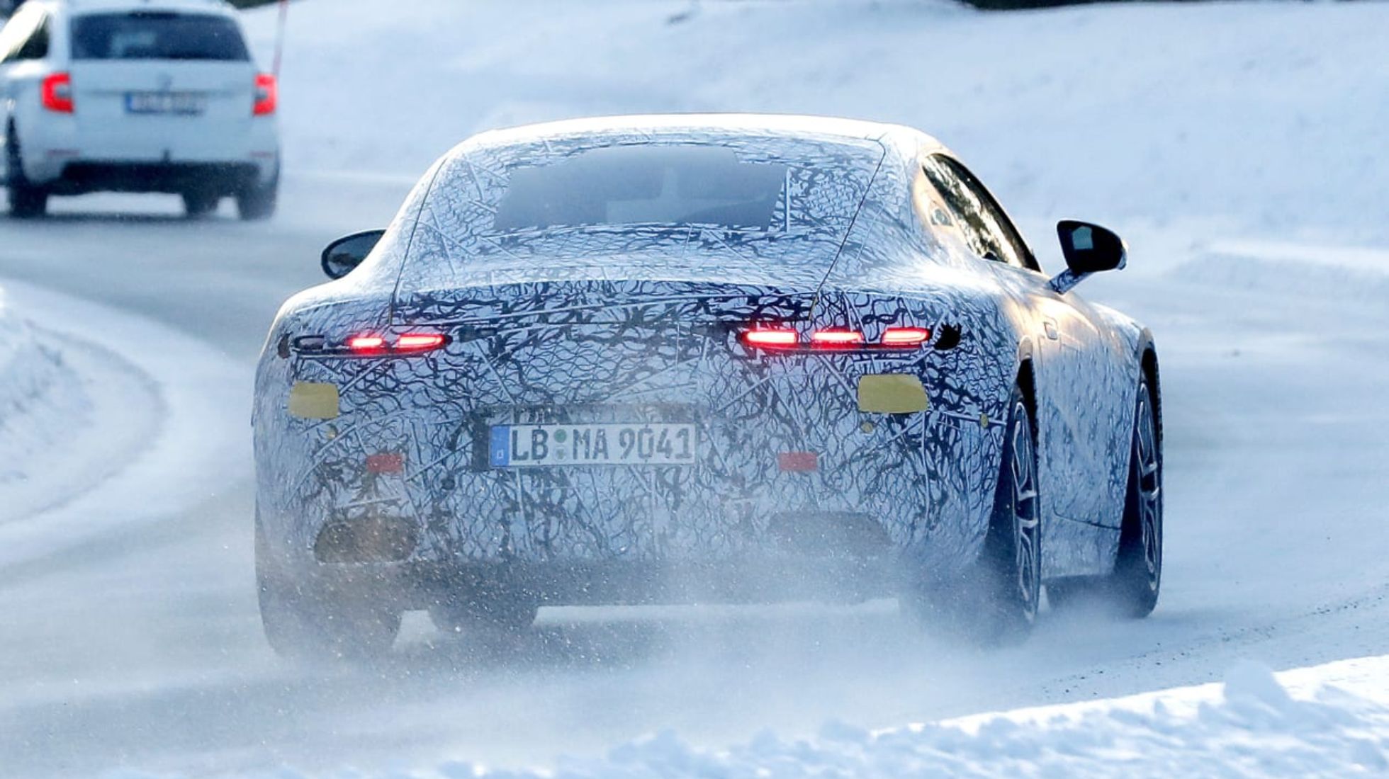 61f148ac5197cf7b3d46a6ba_Mercedes-AMG-GT-013_fhkkb1-1.jpg