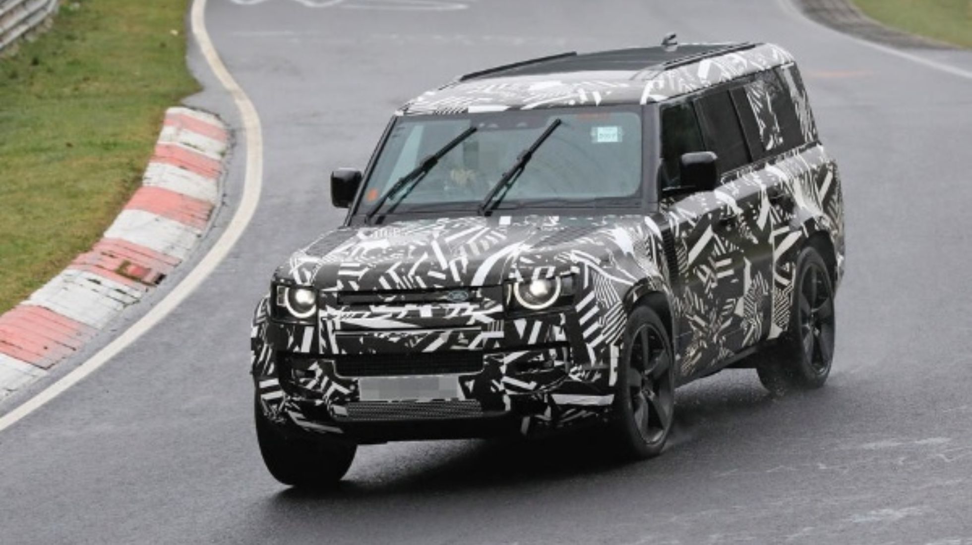 Could this be the rumoured Land Rover Defender 130 with eight seats?