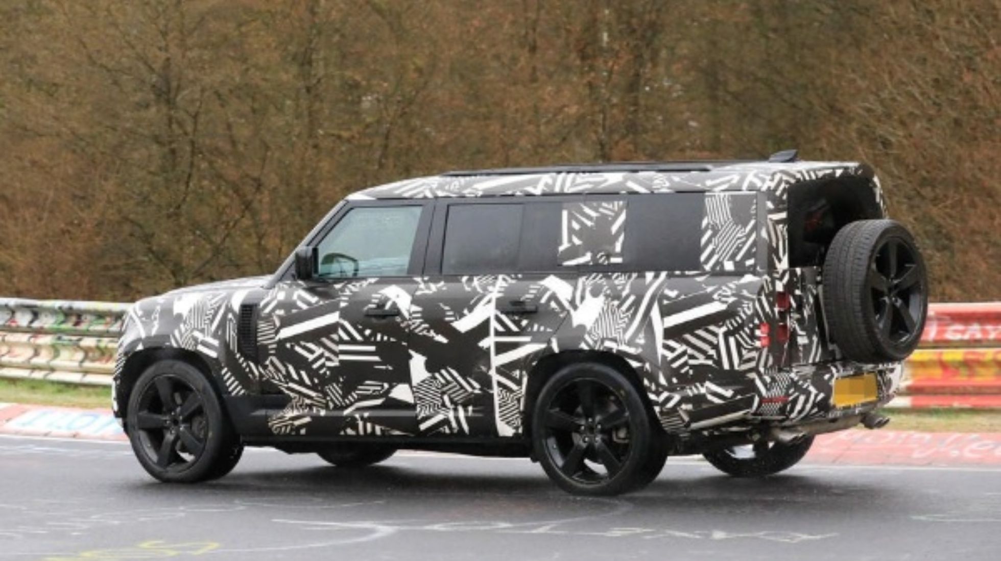 624e7cfc1bc2880acf9f50ea_Spied-Land-Rover-Defender-130-1.jpg