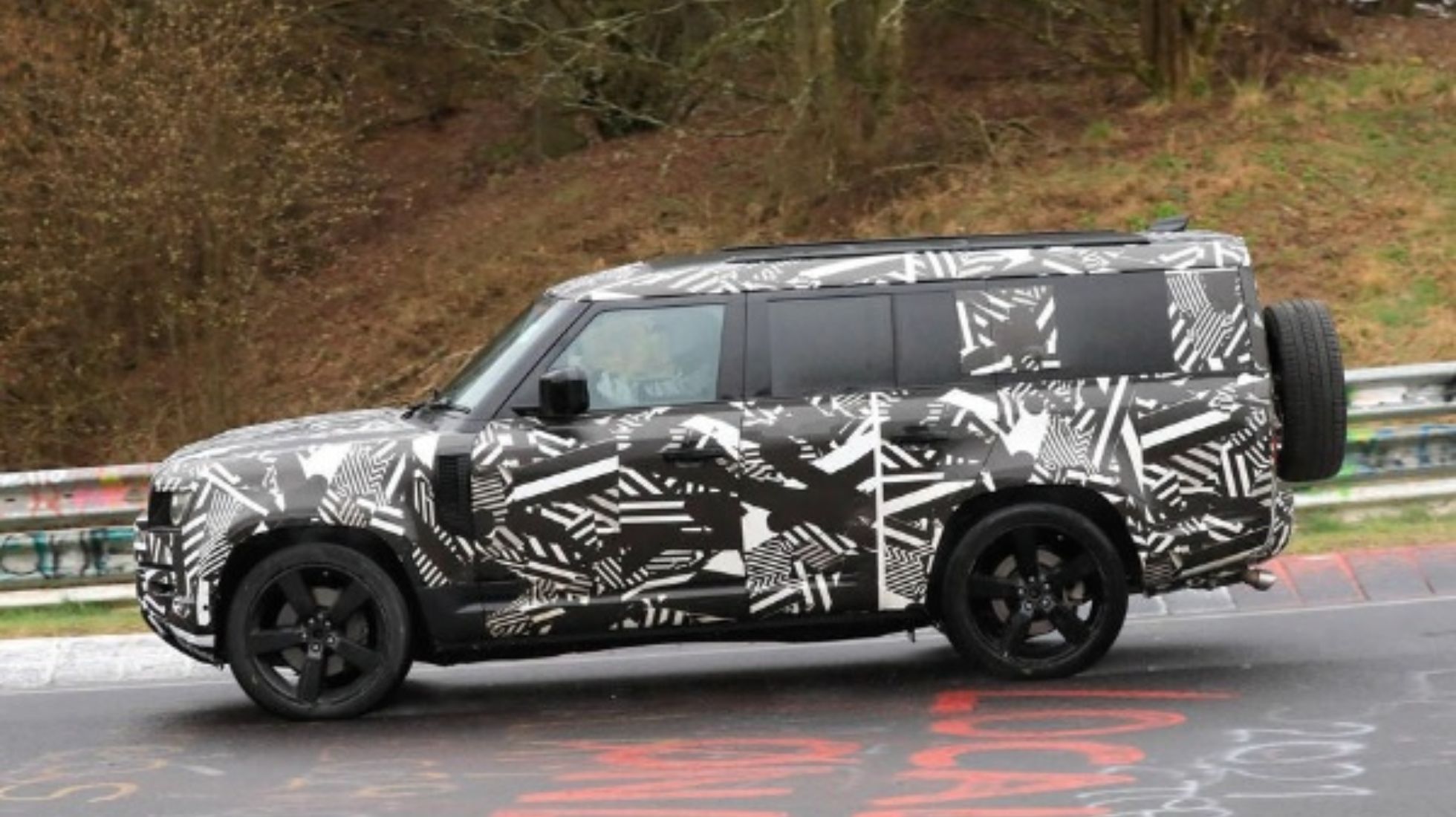 624e7cfc5c8ab344f5b4108a_Spied-Land-Rover-Defender-130g-1.jpg
