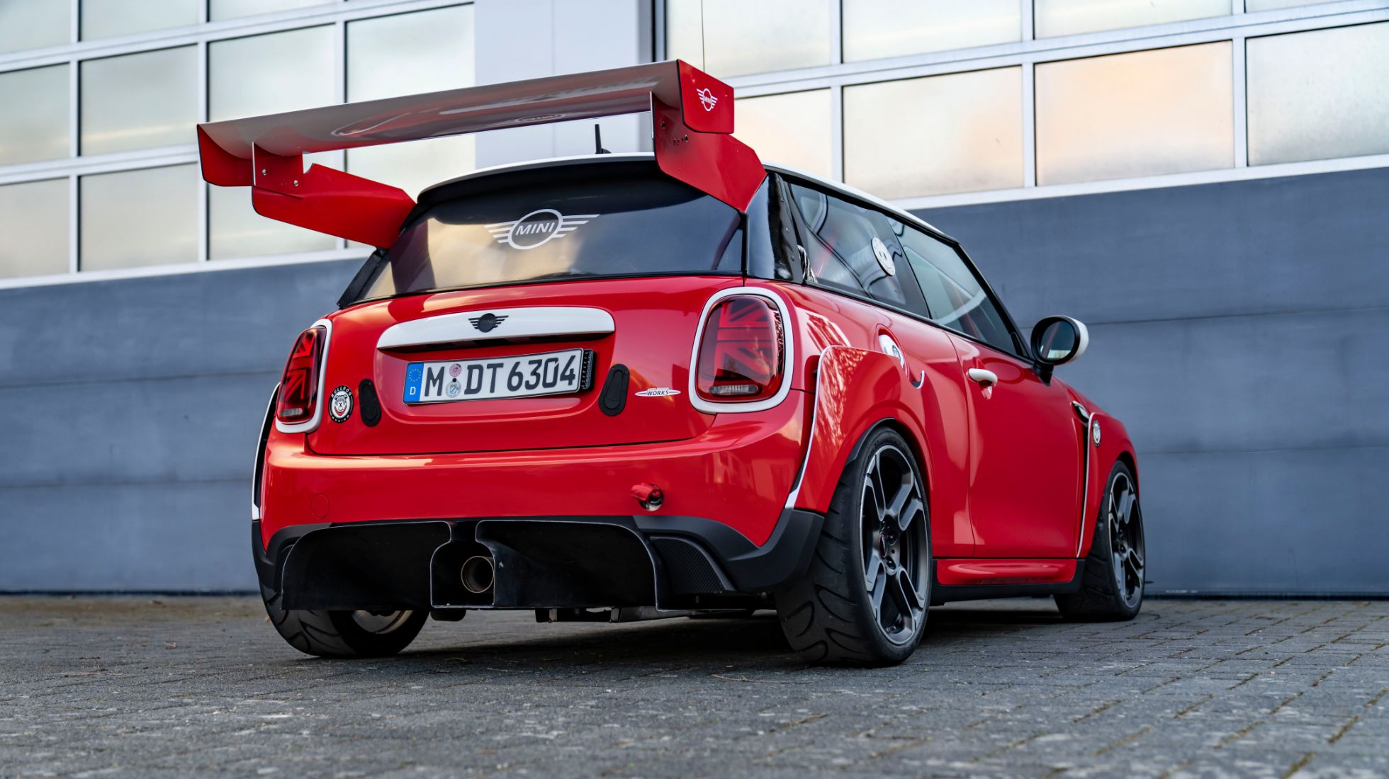 6260f73e35ff27703b7f6fa8_P90458447_highRes_mini-john-cooper-wor-1.jpg