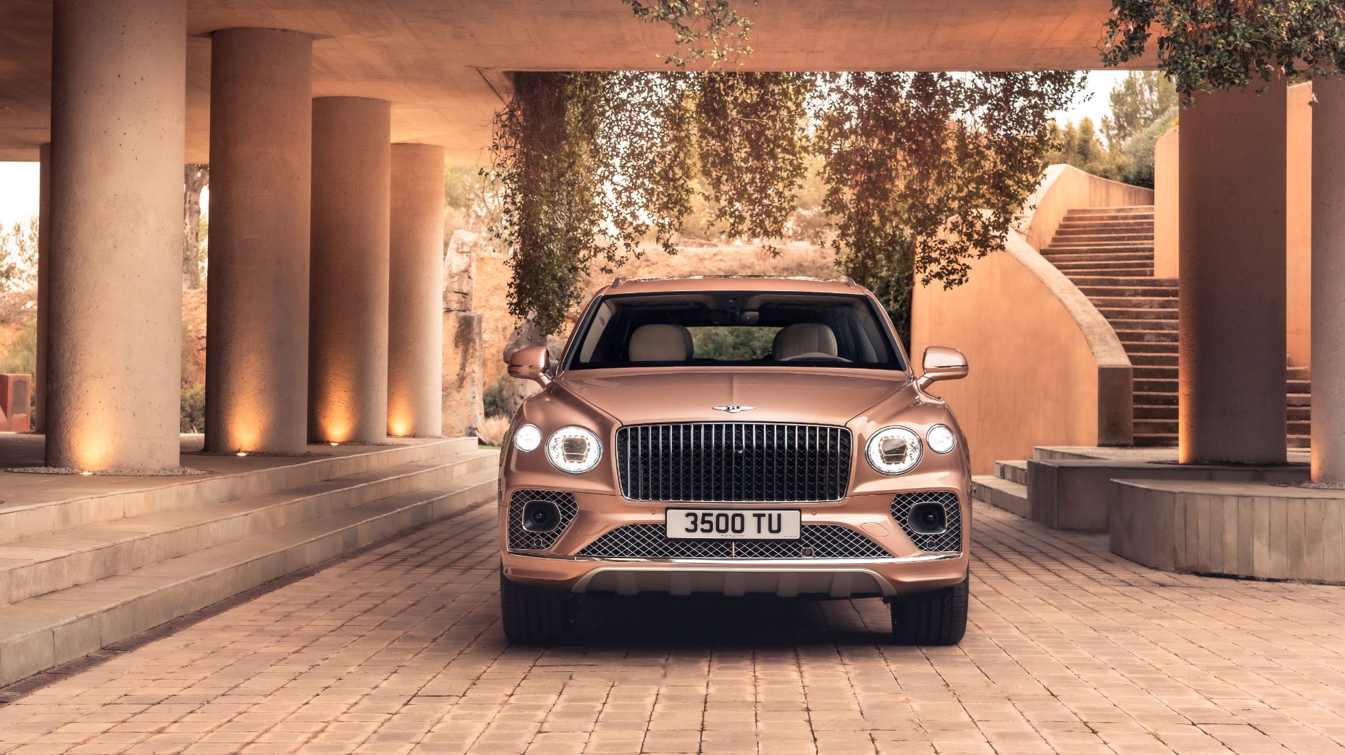 627b5e38a660067db4a8bc6c_Bentley-Bentayga-EWB-TopGear-SA-Front-2.jpg