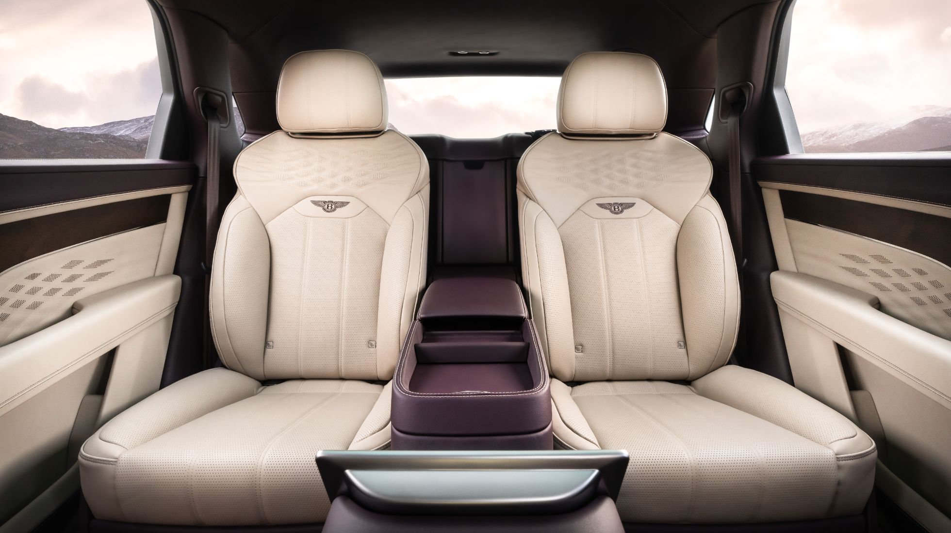 627b5e66a7dfc0706acde2ca_Bentley-Bentayga-EWB-TopGear-SA-Rear-Seats-3.jpg