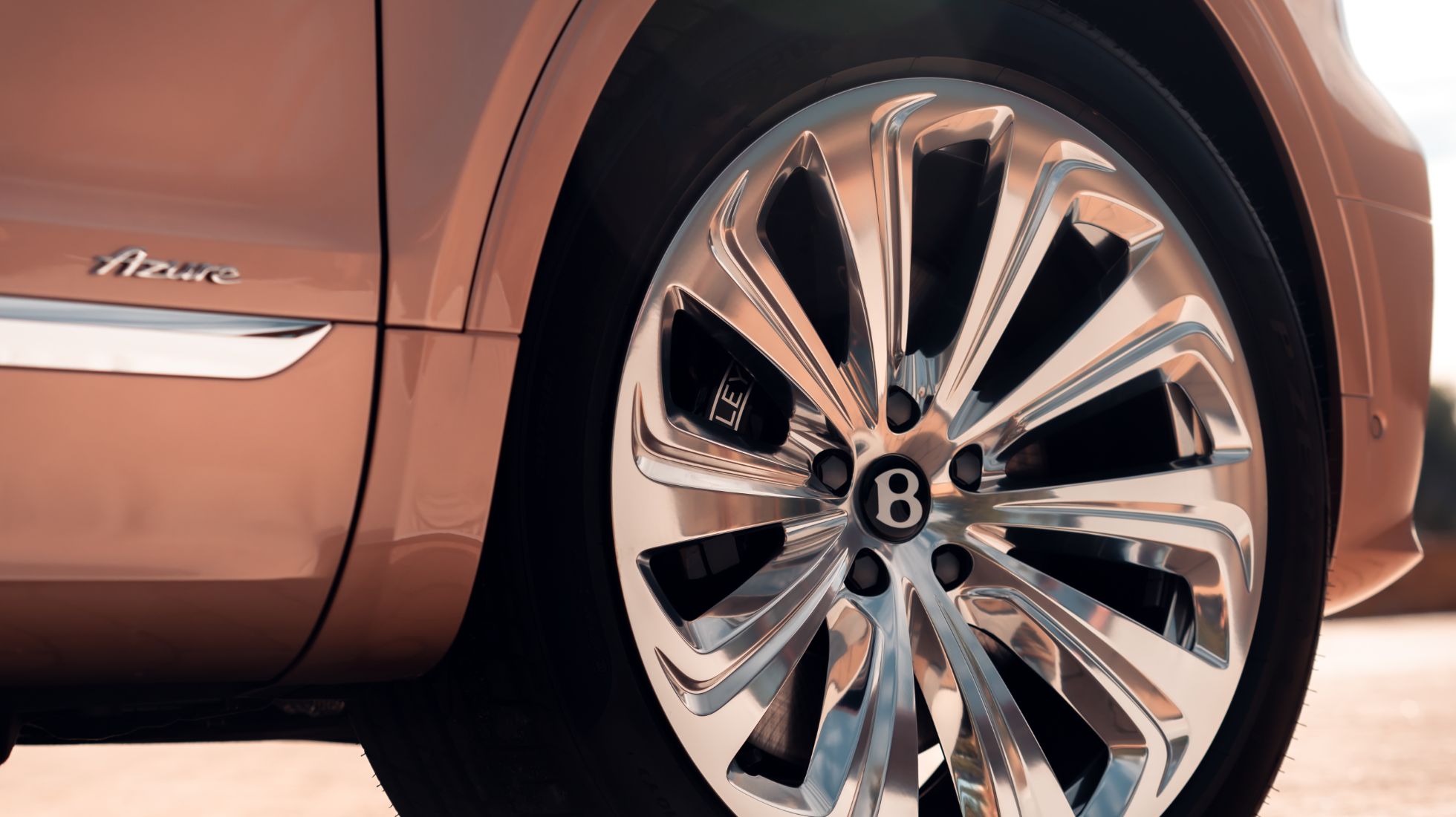 627b5e66d84782864c76aadf_Bentley-Bentayga-EWB-TopGear-SA-Wheel.jpg