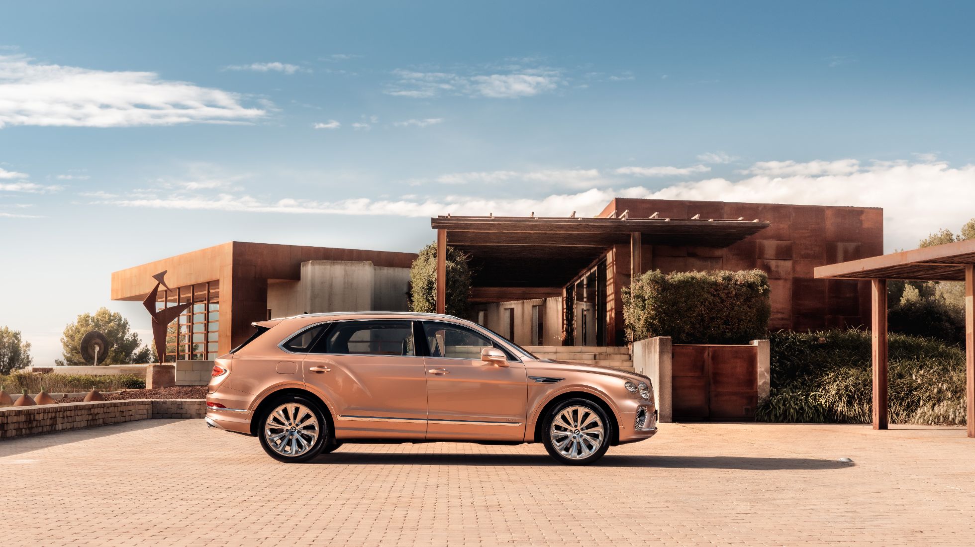 627b5e66d97f2323d328b59d_Bentley-Bentayga-EWB-TopGear-SA-Side-4.jpg